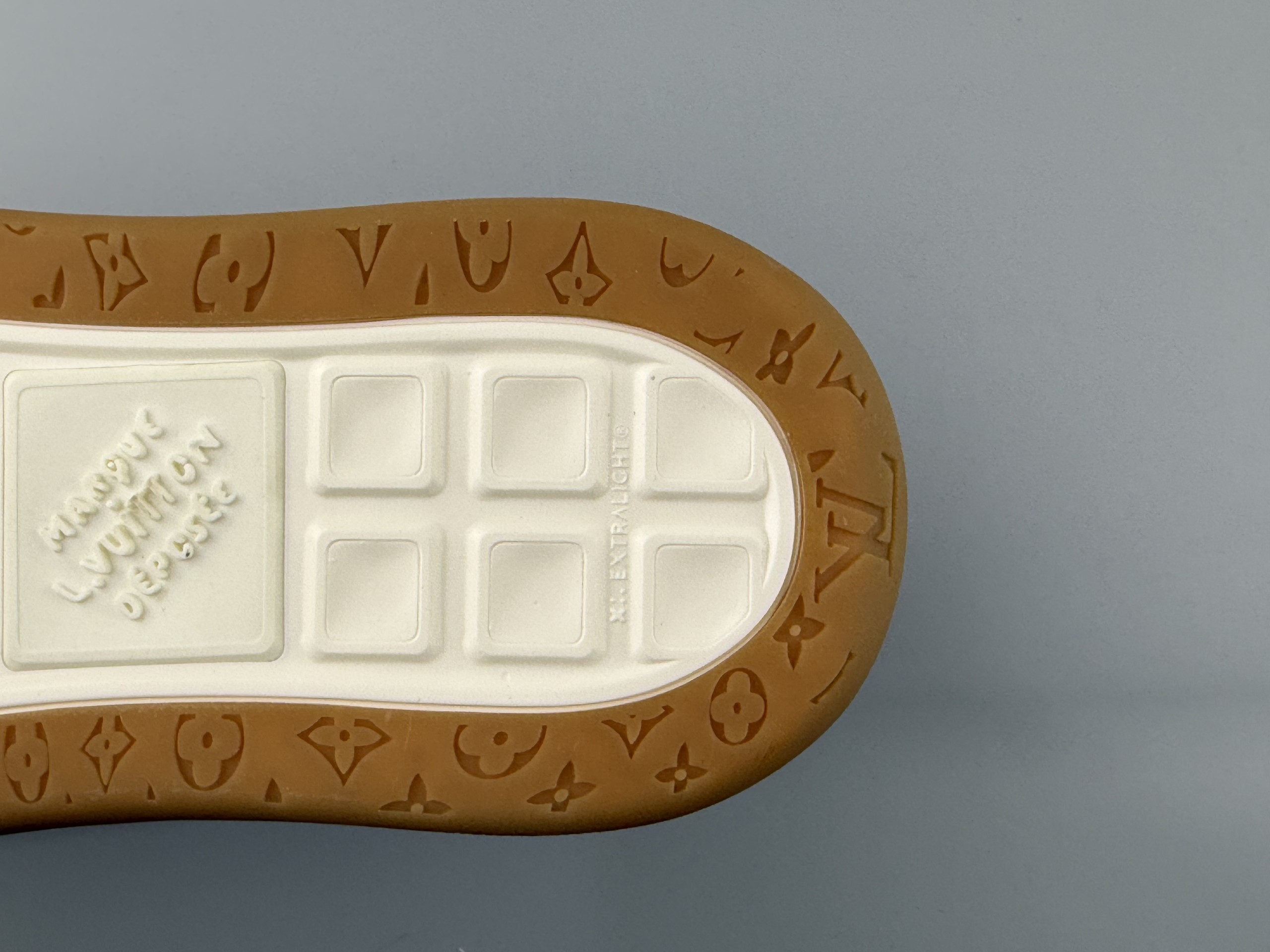 Produced by the top manufacturer in Guangzhou! LOUIS VUITTON Tilted biscuit shoes, suede round toe laces, low-top sneakers, imported cow suede leather, top-grade outsole, machine embossed embroidery imported from Germany, couple size Size: 35 36 37 38 39 40 41 42 43 44 45 Normal size - Image 15