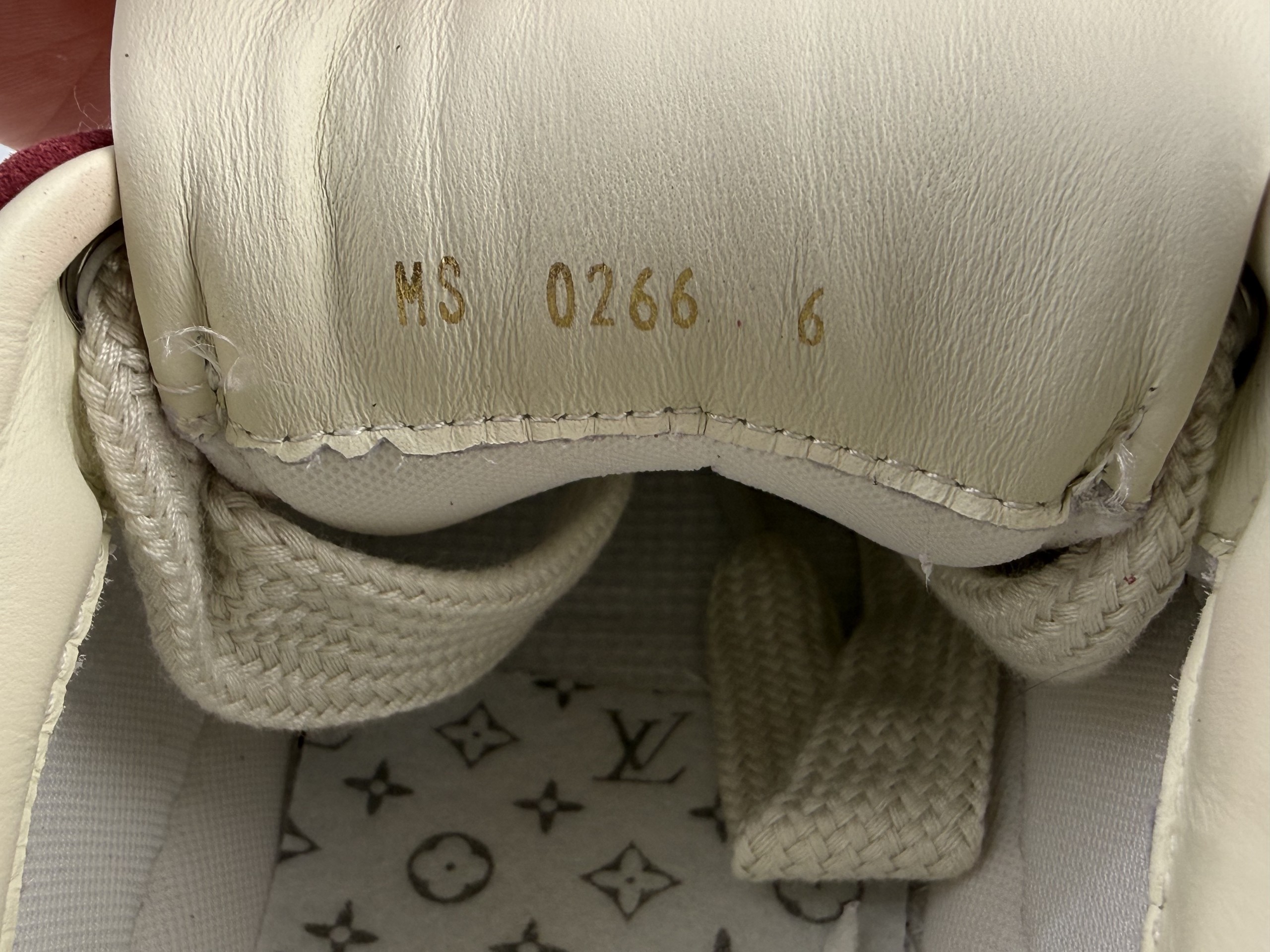 Produced by the top manufacturer in Guangzhou! LOUIS VUITTON Tilted biscuit shoes, suede round toe laces, low-top sneakers, imported cow suede leather, top-grade outsole, machine embossed embroidery imported from Germany, couple size Size: 35 36 37 38 39 40 41 42 43 44 45 Normal size - Image 16