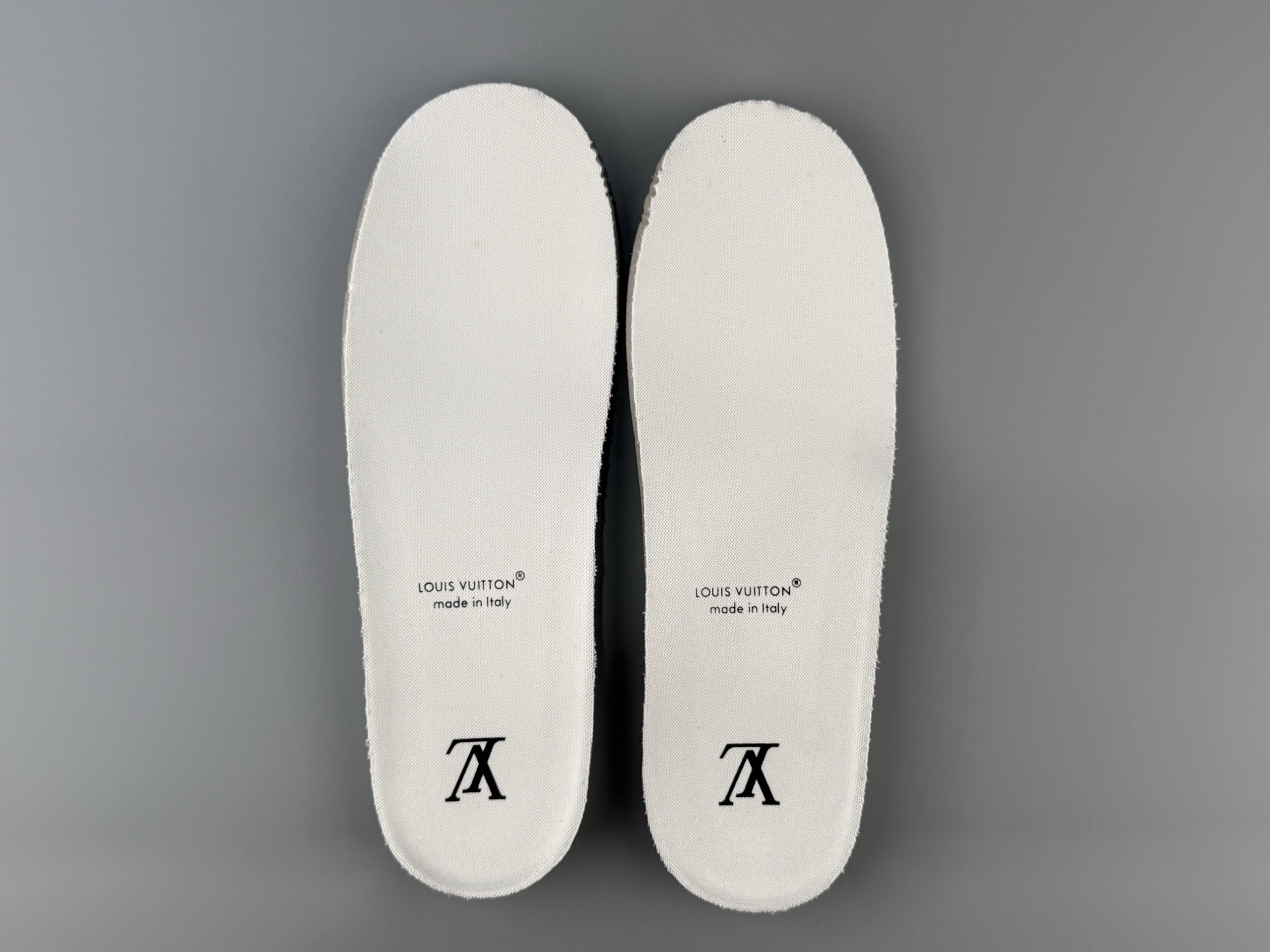 Produced by the top manufacturer in Guangzhou! LOUIS VUITTON Tilted biscuit shoes, suede round toe laces, low-top sneakers, imported cow suede leather, top-grade outsole, machine embossed embroidery imported from Germany, couple size Size: 35 36 37 38 39 40 41 42 43 44 45 Normal size - Image 17