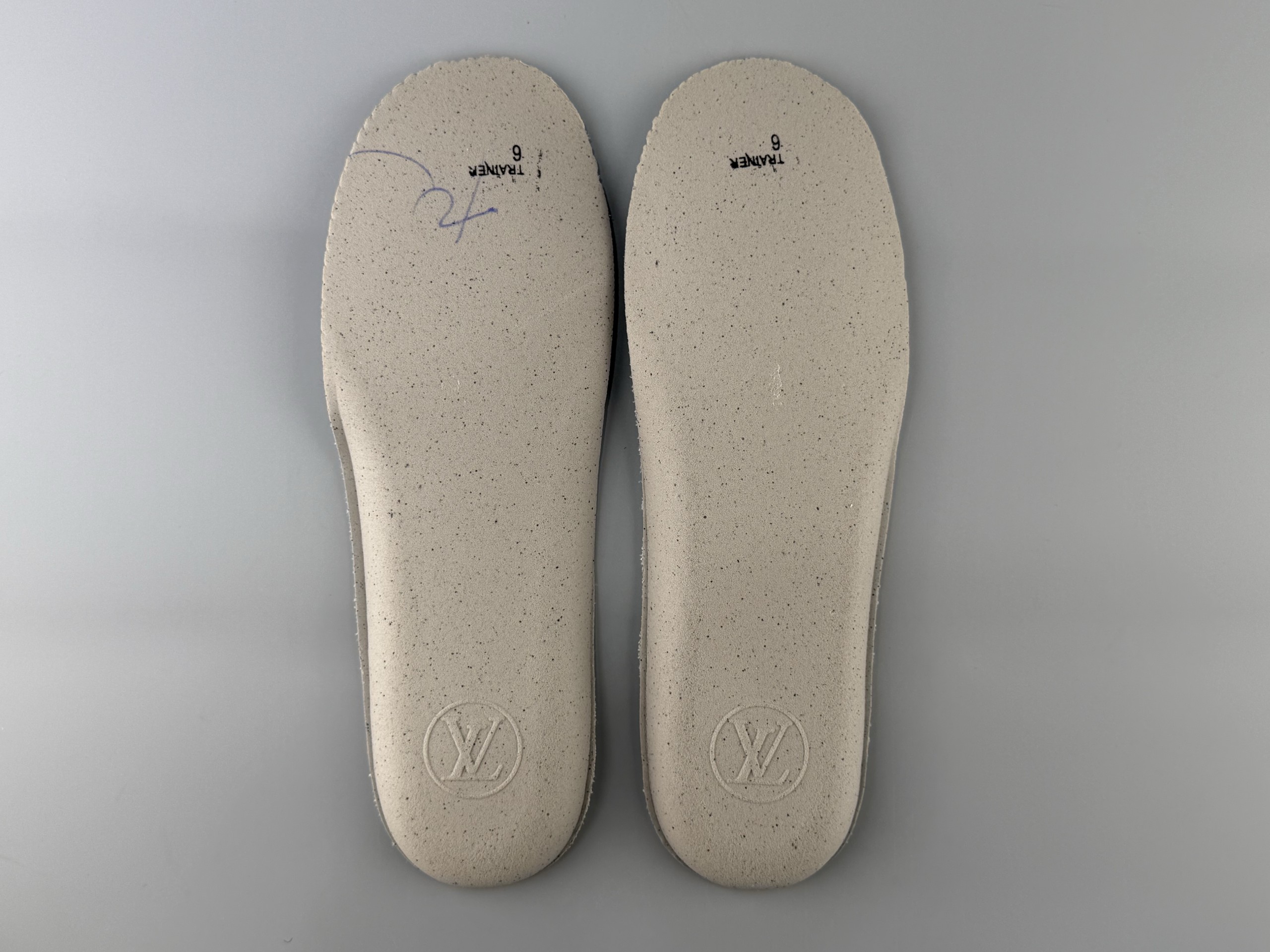 Produced by the top manufacturer in Guangzhou! LOUIS VUITTON Tilted biscuit shoes, suede round toe laces, low-top sneakers, imported cow suede leather, top-grade outsole, machine embossed embroidery imported from Germany, couple size Size: 35 36 37 38 39 40 41 42 43 44 45 Normal size - Image 18