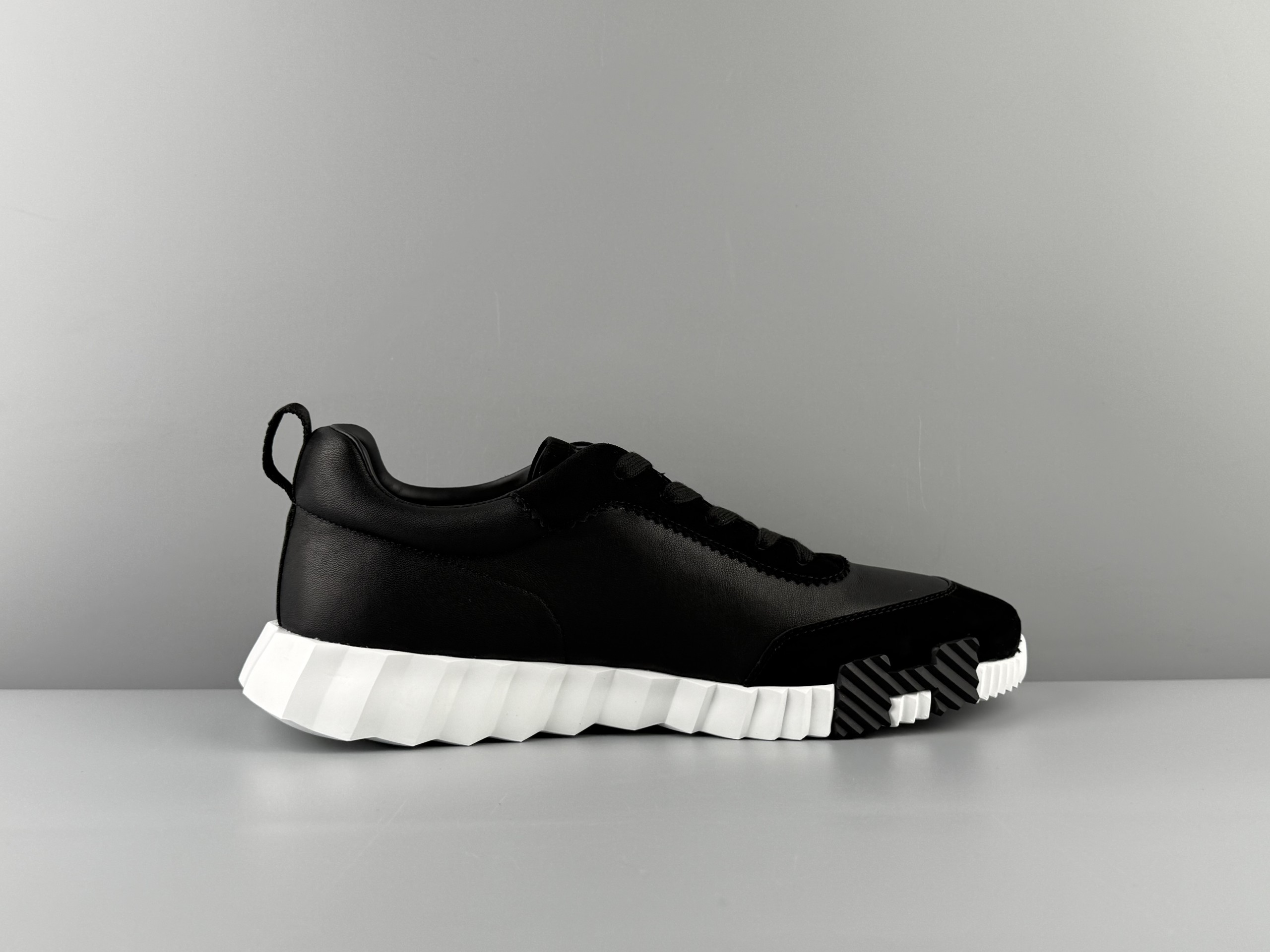 Produced by Foshan’s top manufacturers ❗hot model for foreign trade❗) HERMES Bouncing calfskin, round toe lace-up, low-cut lifestyle shoes, men's style, complex craftsmanship, men's style, imported leather production! The best outsole on the market! The tooth marks and water chestnuts are clear and three-dimensional! Produced with top imported raw materials! Size:38 39 40 41 42 43 44 45 46 (Excellent order price❗) - Image 3