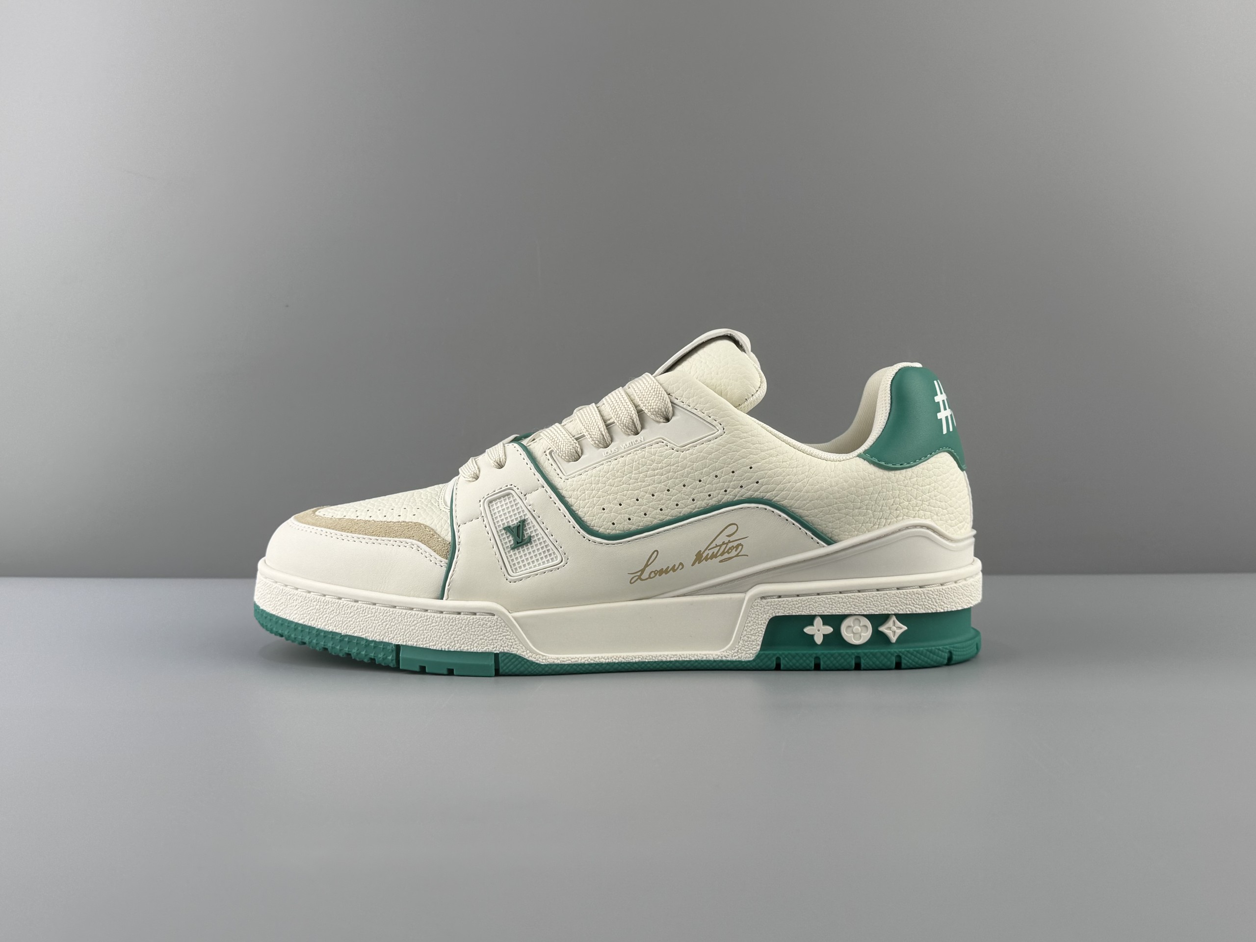 Produced by Foshan Dachang! Original packaging! Top craftsmanship, top products, distinguish the ordinary versions on the market! Ships in about three days! ) LOUIS VUITTON 2026 latest color scheme Trainer handwritten logo round toe lace-up low-top sneakers men's Italian imported tire cowhide original top-grade outsole production access counter 0️⃣pressure❗Size: 39 40 41 42 43 44 45 (46 customization is not returnable)