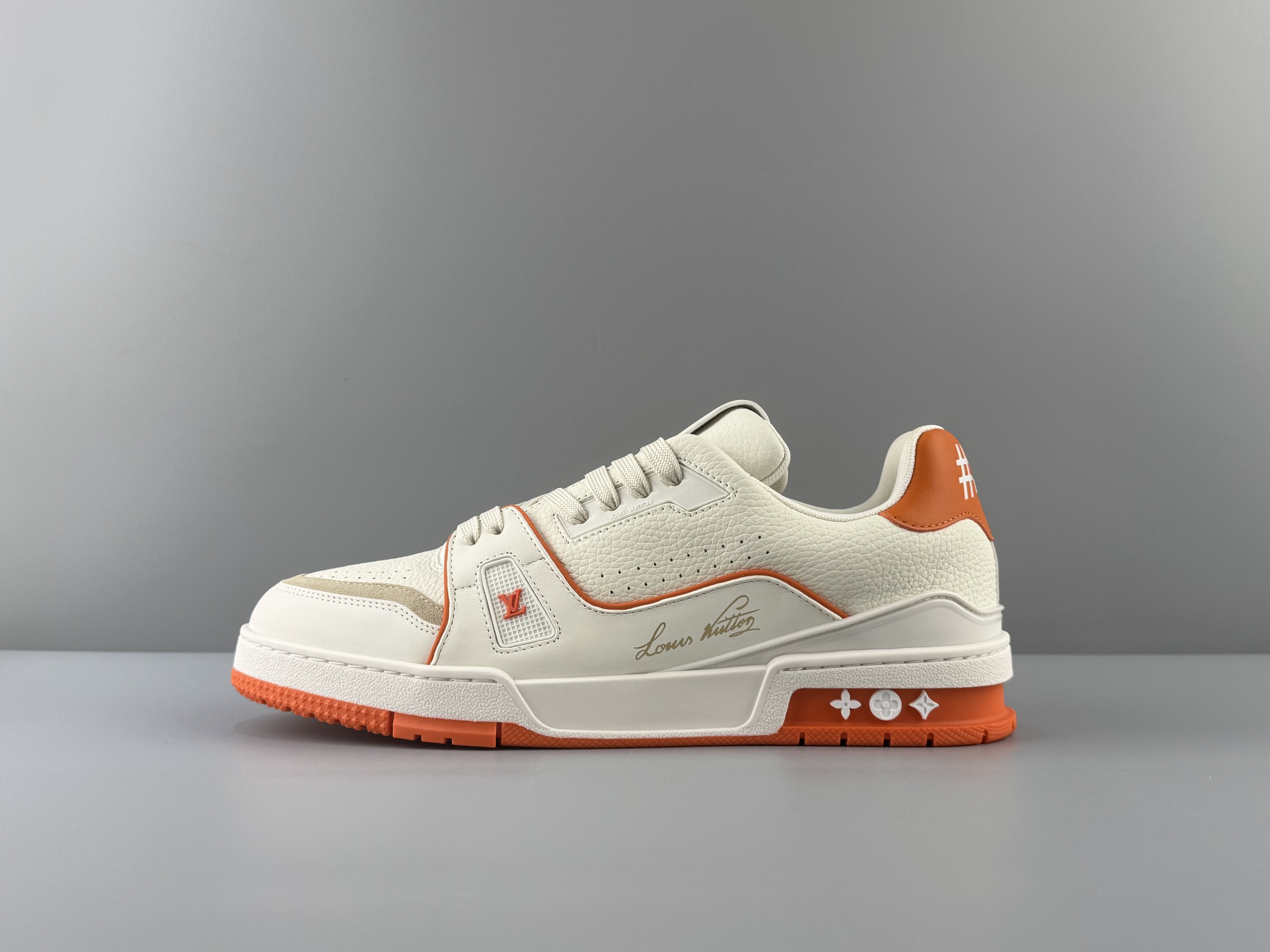 Produced by Foshan Dachang! Original packaging! Top craftsmanship, top products, distinguish the ordinary versions on the market! Ships in about three days! ) LOUIS VUITTON 2026 latest color scheme Trainer handwritten logo round toe lace-up low-top sneakers men's Italian imported tire cowhide original top-grade outsole production access counter 0️⃣pressure❗Size: 39 40 41 42 43 44 45 (46 customization is not returnable)