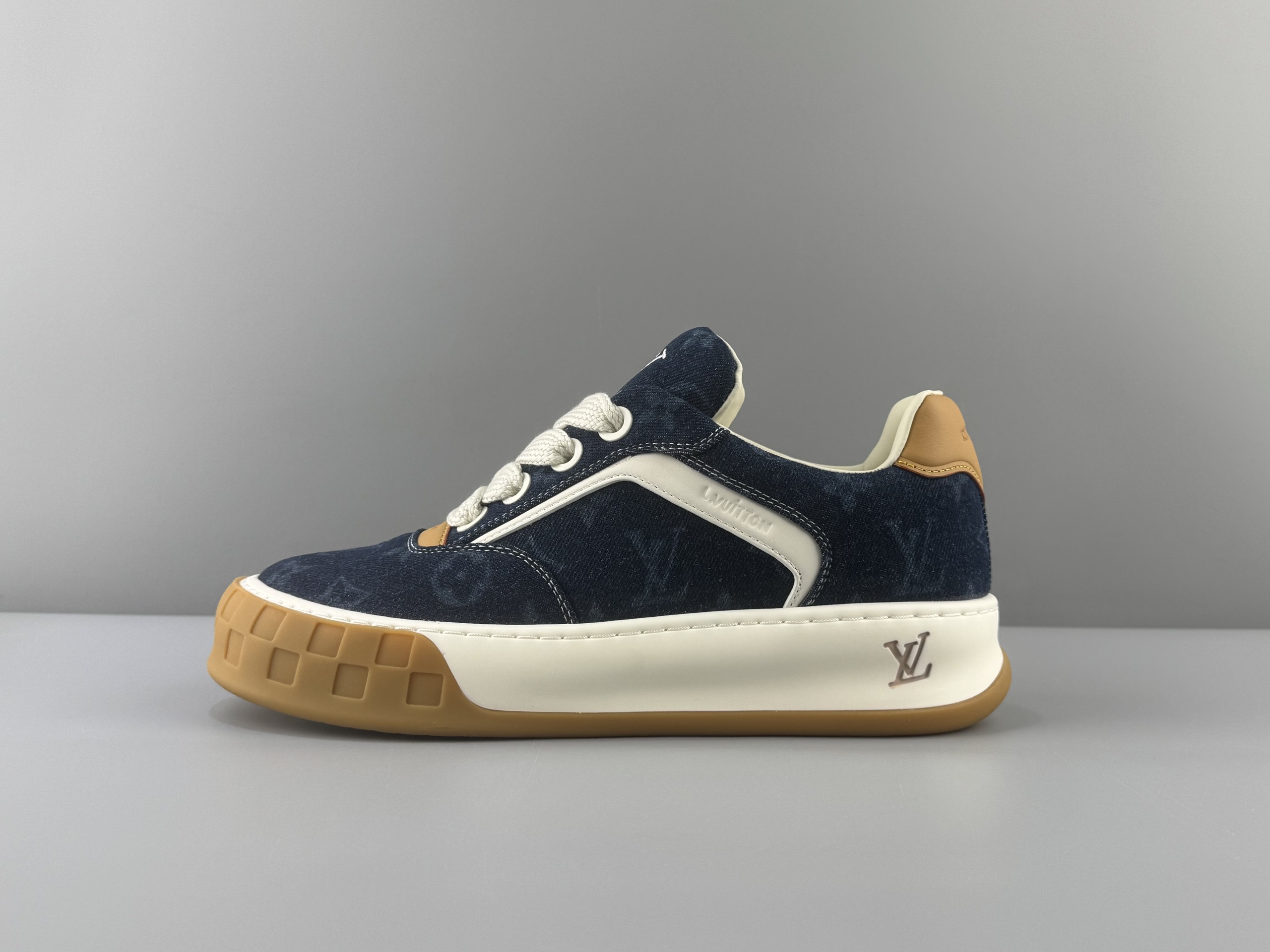 Produced by the top manufacturer in Guangzhou! LOUIS VUITTON Tilted biscuit shoes, suede round toe laces, low-top sneakers, imported cow suede leather, top-grade outsole, machine embossed embroidery imported from Germany, couple size Size: 35 36 37 38 39 40 41 42 43 44 45 Normal size