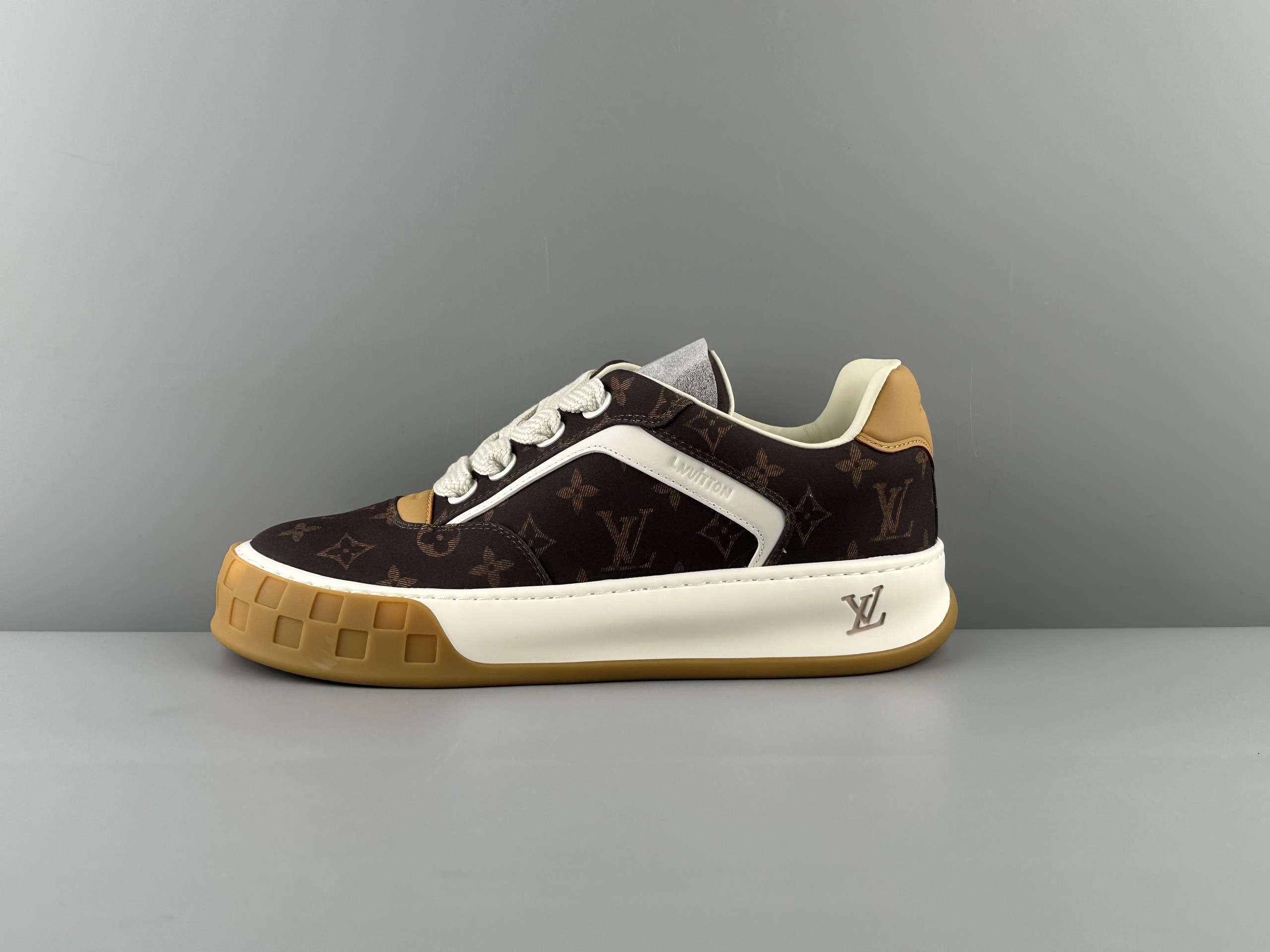 Produced by the top manufacturer in Guangzhou! LOUIS VUITTON Tilted biscuit shoes, suede round toe laces, low-top sneakers, imported cow suede leather, top-grade outsole, machine embossed embroidery imported from Germany, couple size Size: 35 36 37 38 39 40 41 42 43 44 45 Normal size