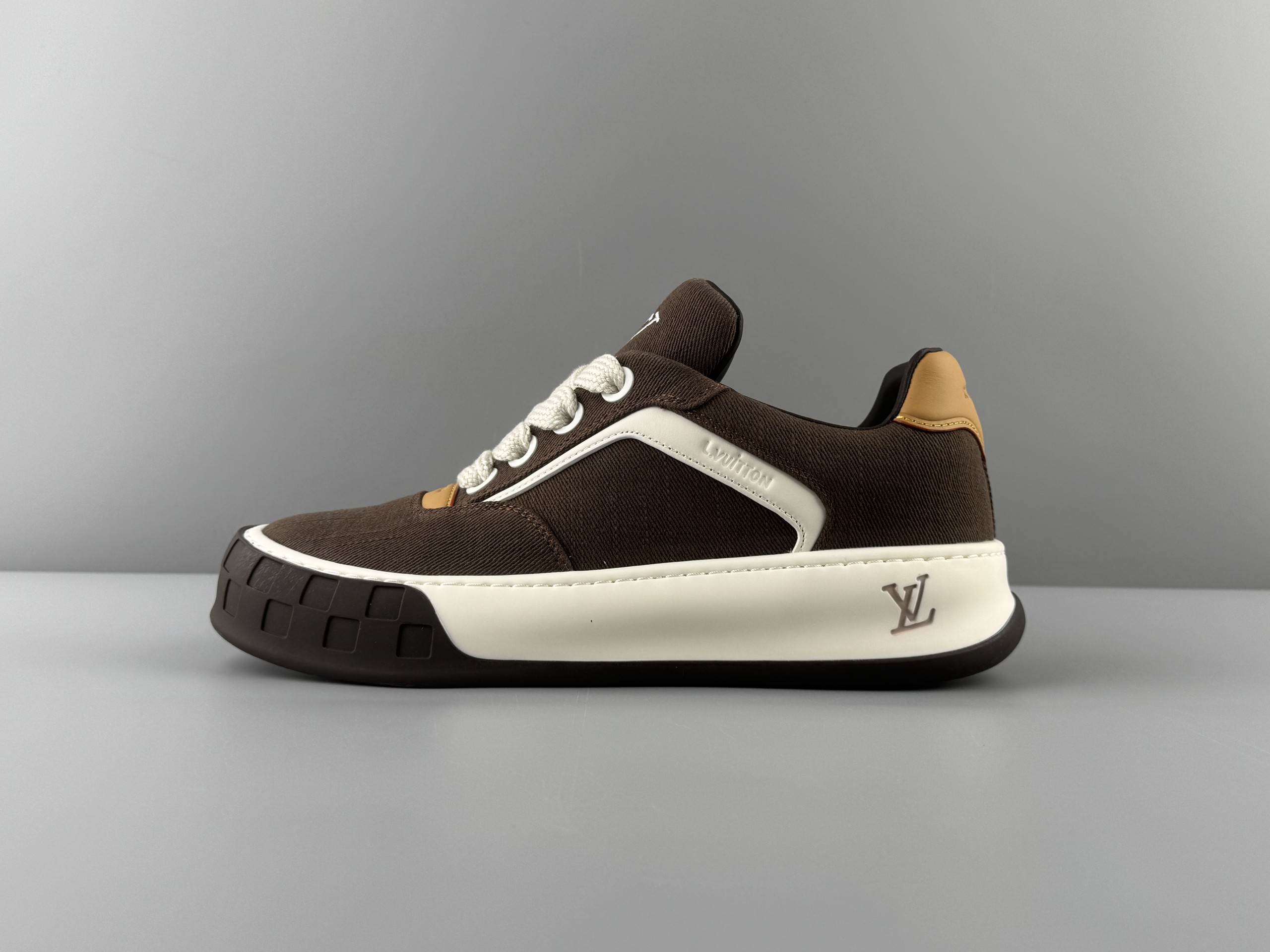 Produced by the top manufacturer in Guangzhou! LOUIS VUITTON Tilted biscuit shoes, suede round toe laces, low-top sneakers, imported cow suede leather, top-grade outsole, machine embossed embroidery imported from Germany, couple size Size: 35 36 37 38 39 40 41 42 43 44 45 Normal size