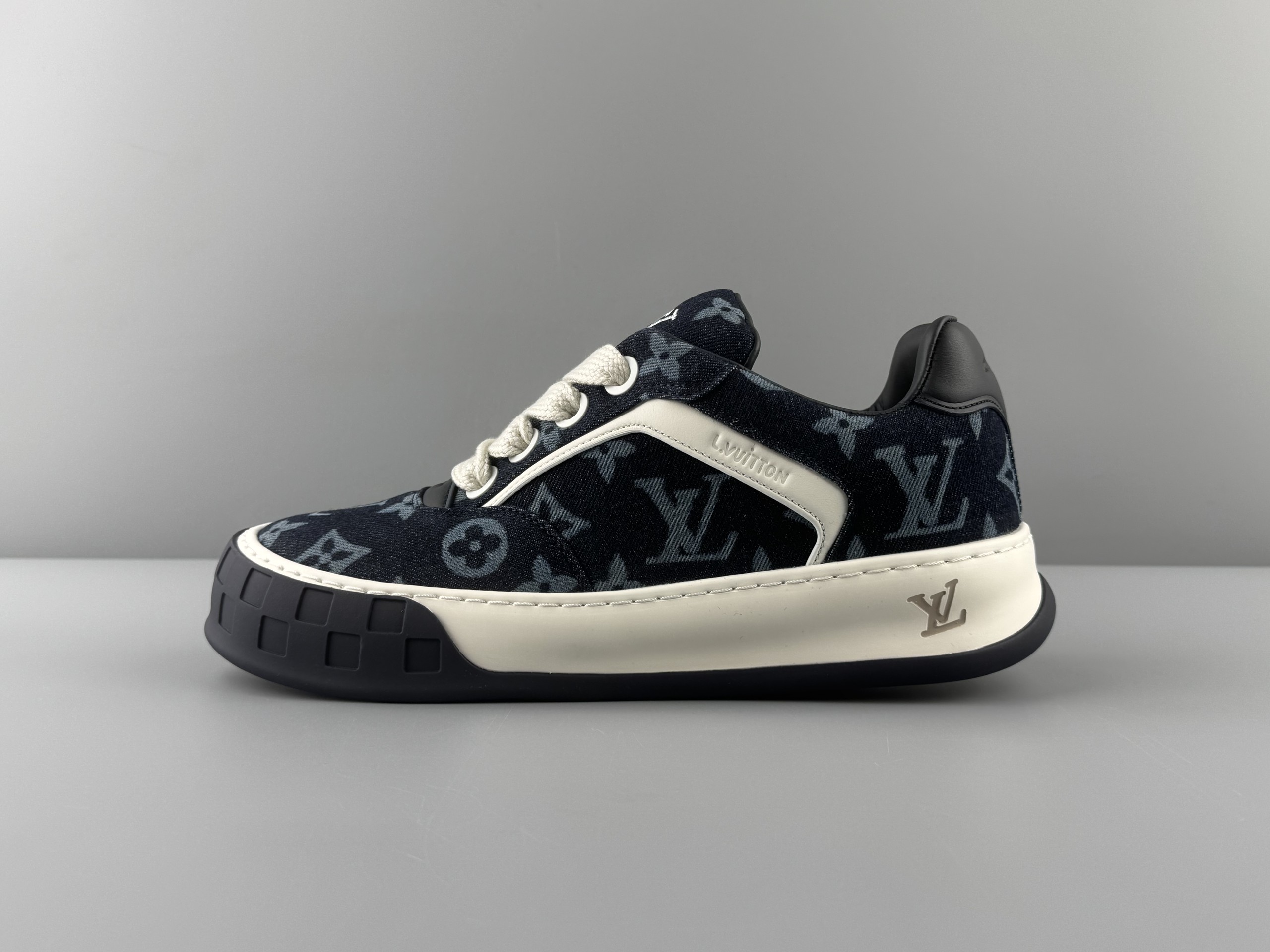 Produced by the top manufacturer in Guangzhou! LOUIS VUITTON Tilted biscuit shoes, suede round toe laces, low-top sneakers, imported cow suede leather, top-grade outsole, machine embossed embroidery imported from Germany, couple size Size: 35 36 37 38 39 40 41 42 43 44 45 Normal size