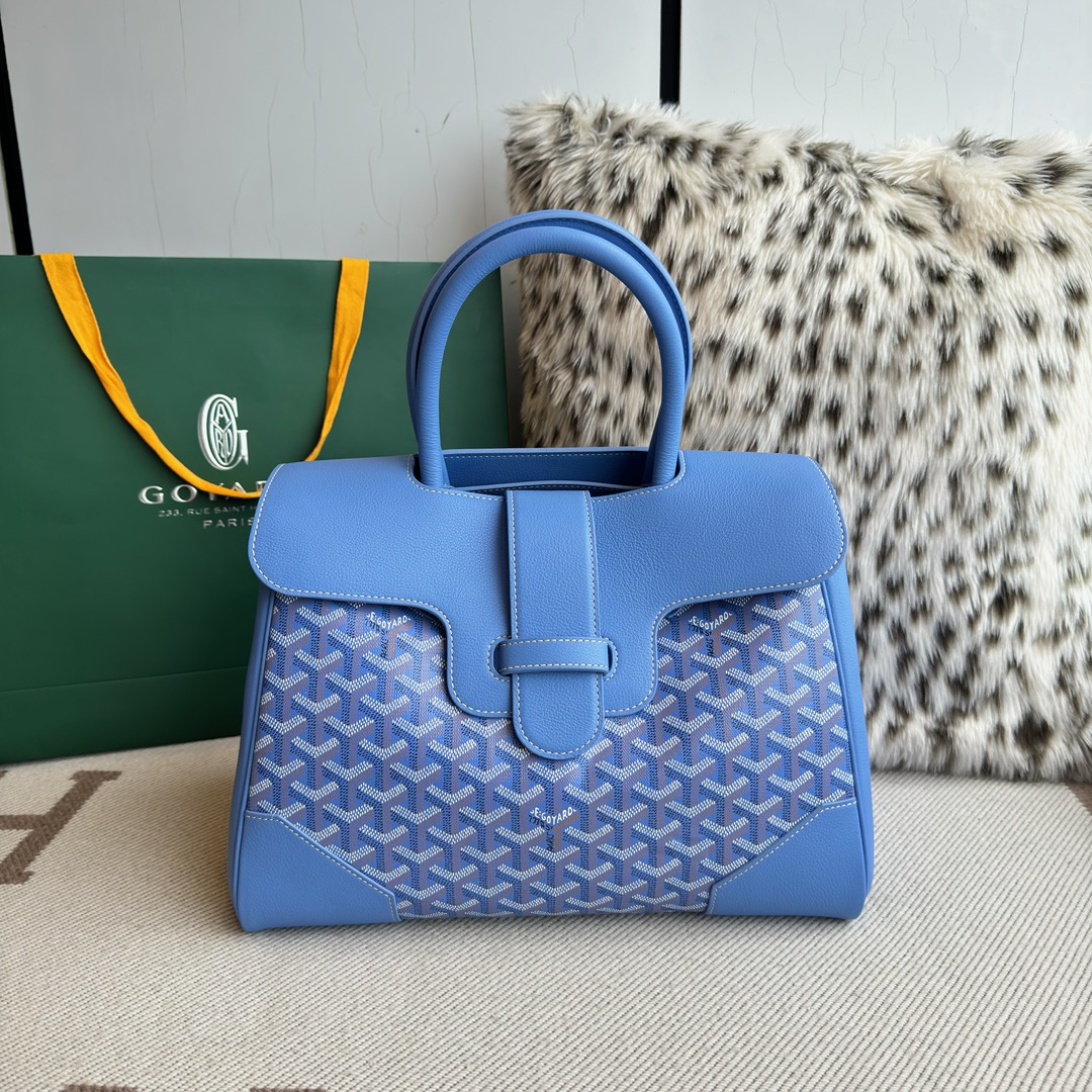 Spring and summer limited edition flower style ~ Goyard Goya counter latest version upgraded version new color 🤩 Saigon Gongmu Available in two unique GOYARDINE canvas colors inspired by the vibrant hues of linen flowers: Iris Purple and Rose Pink