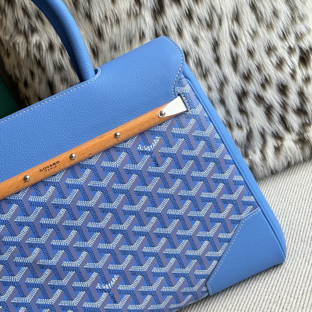 Spring and summer limited edition flower style ~ Goyard Goya counter latest version upgraded version new color 🤩 Saigon Gongmu Available in two unique GOYARDINE canvas colors inspired by the vibrant hues of linen flowers: Iris Purple and Rose Pink - Image 11