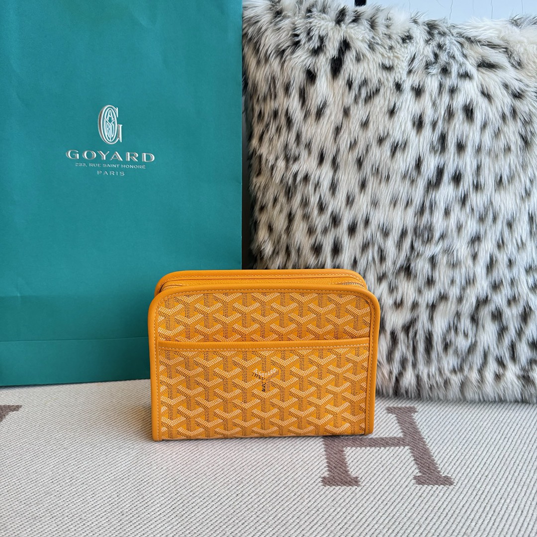 Goyard Goya clutch bag toiletry bag There is also a small zipper bag on the front that can hold some small odds and ends