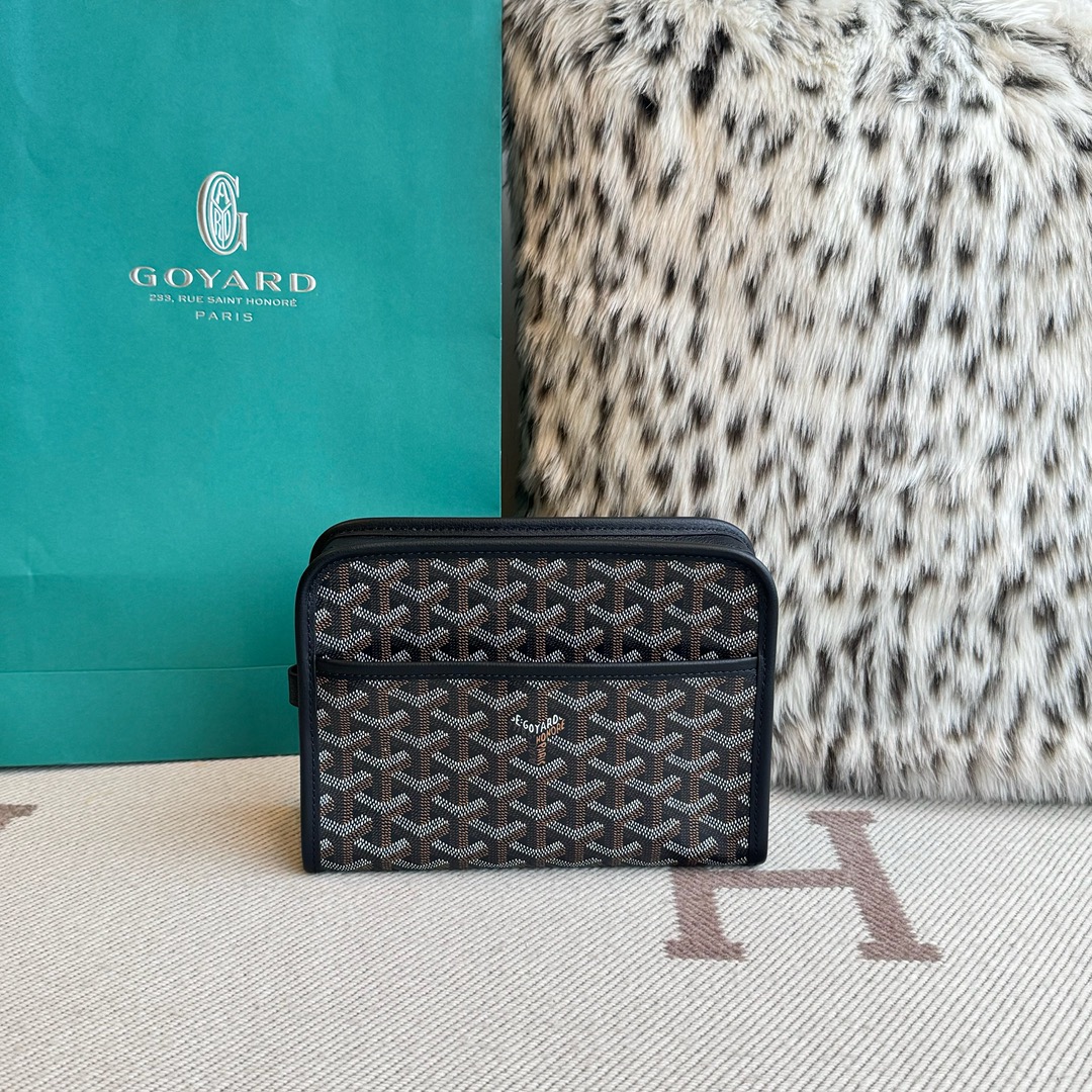 Goyard Goya clutch bag toiletry bag There is also a small zipper bag on the front that can hold some small odds and ends