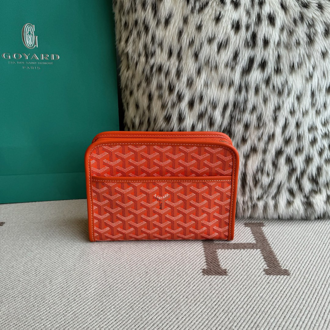 Goyard Goya clutch bag toiletry bag There is also a small zipper bag on the front that can hold some small odds and ends