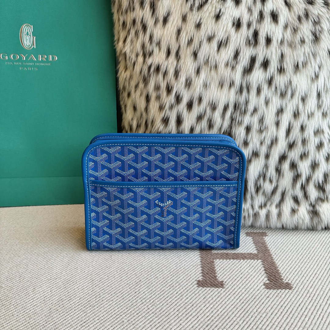 Goyard Goya clutch bag toiletry bag There is also a small zipper bag on the front that can hold some small odds and ends