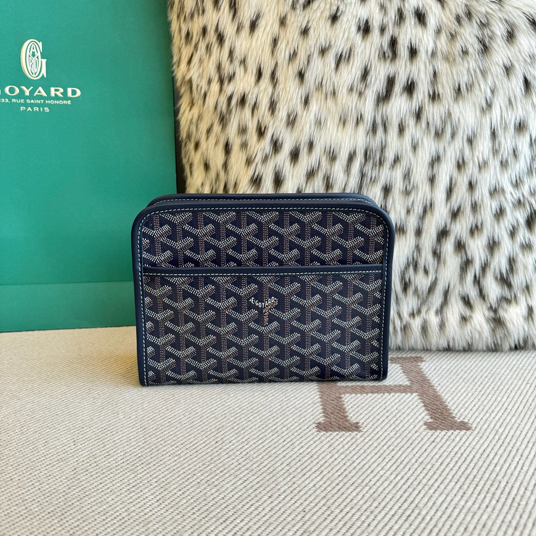 Goyard Goya clutch bag toiletry bag There is also a small zipper bag on the front that can hold some small odds and ends