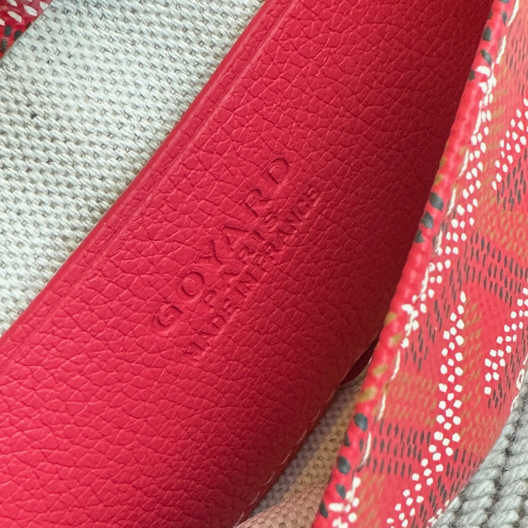 Spring and summer limited edition flower style ~ Goyard Goya plumet envelope bag Goyard Goya counter latest version upgraded version new color 🤩 flip messenger bag shoulder slant Available in two unique GOYARDINE canvas colors inspired by the vibrant hues of linen flowers: Iris Purple and Rose Pink - Image 5