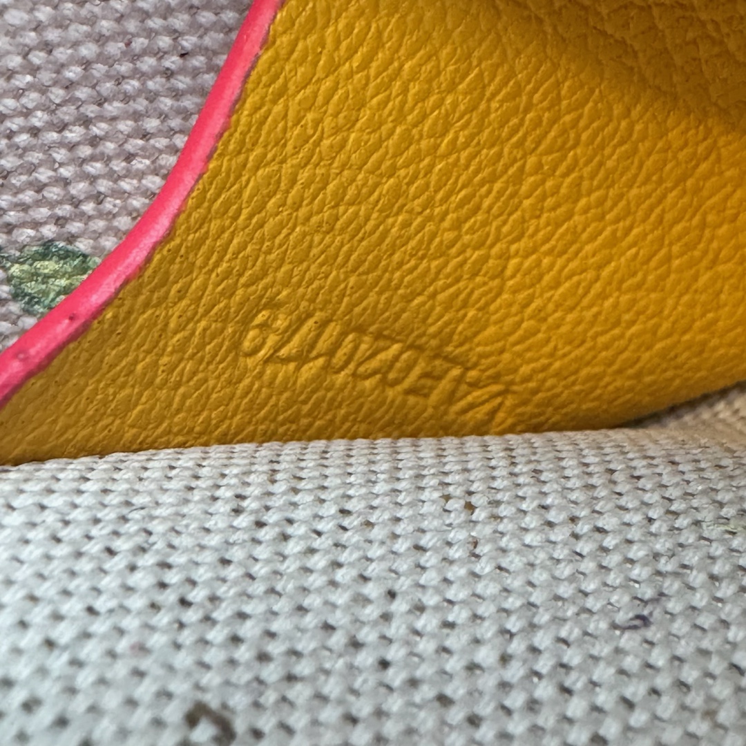 Spring and summer limited edition flower style ~ Goyard Goya plumet envelope bag Goyard Goya counter latest version upgraded version new color 🤩 flip messenger bag shoulder slant Available in two unique GOYARDINE canvas colors inspired by the vibrant hues of linen flowers: Iris Purple and Rose Pink - Image 6