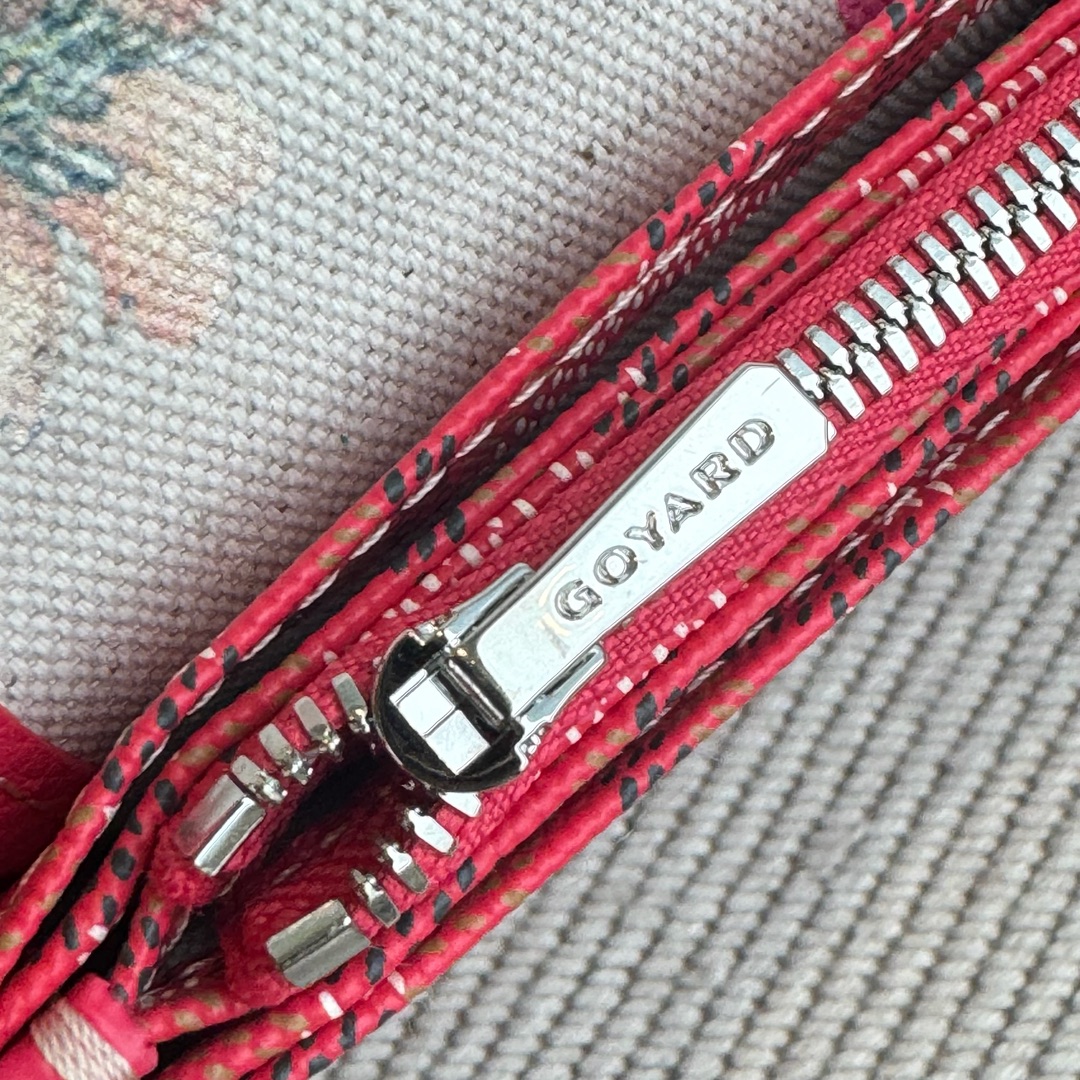 Spring and summer limited edition flower style ~ Goyard Goya plumet envelope bag Goyard Goya counter latest version upgraded version new color 🤩 flip messenger bag shoulder slant Available in two unique GOYARDINE canvas colors inspired by the vibrant hues of linen flowers: Iris Purple and Rose Pink - Image 7