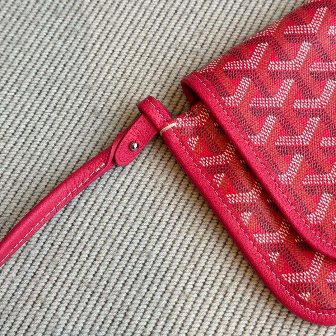 Spring and summer limited edition flower style ~ Goyard Goya plumet envelope bag Goyard Goya counter latest version upgraded version new color 🤩 flip messenger bag shoulder slant Available in two unique GOYARDINE canvas colors inspired by the vibrant hues of linen flowers: Iris Purple and Rose Pink - Image 8