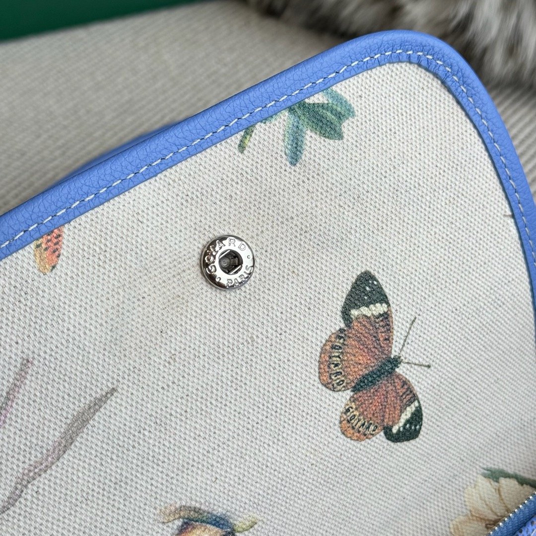 Spring and summer limited edition flower style ~ Goyard Goya plumet envelope bag Goyard Goya counter latest version upgraded version new color 🤩 flip messenger bag shoulder slant Available in two unique GOYARDINE canvas colors inspired by the vibrant hues of linen flowers: Iris Purple and Rose Pink - Image 9