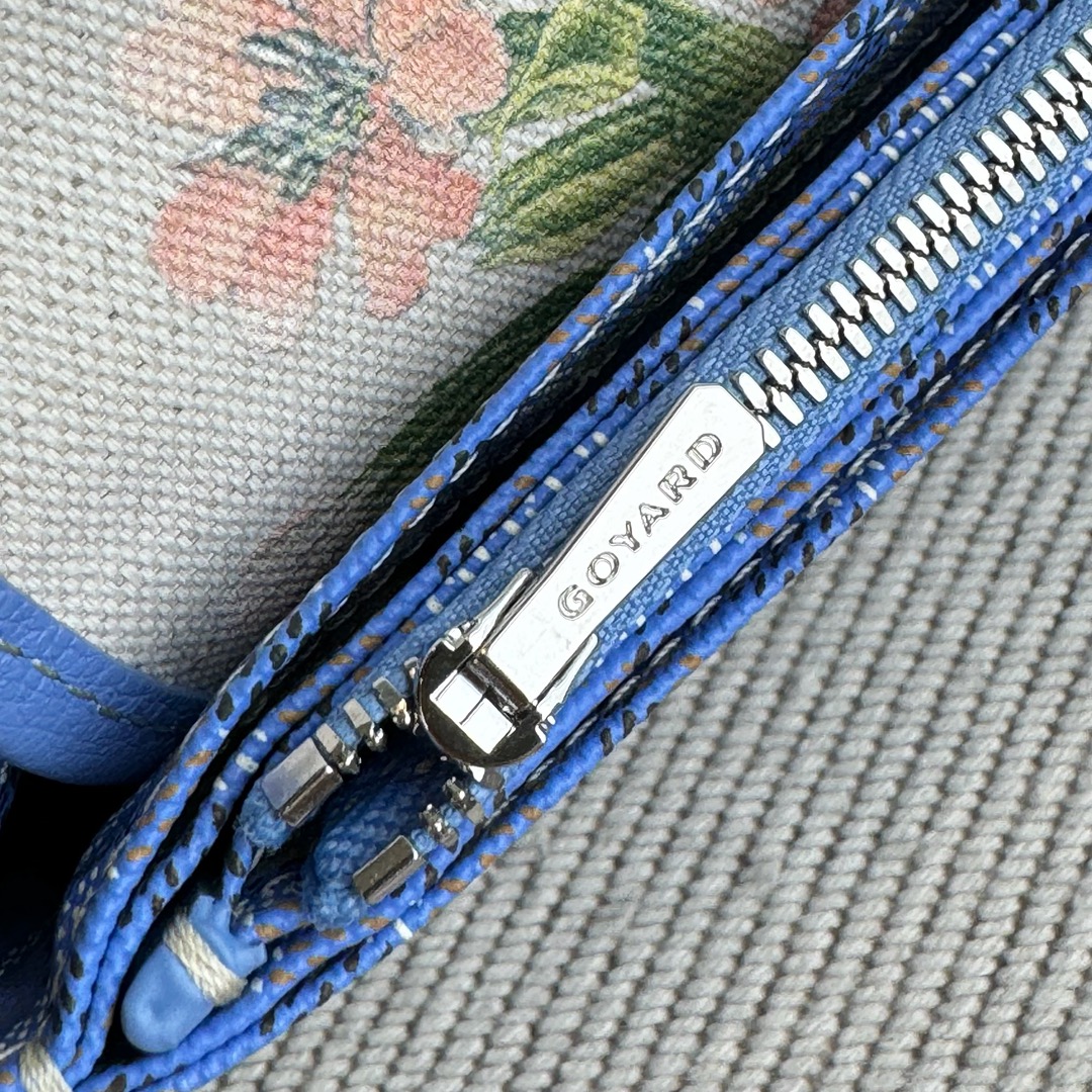 Spring and summer limited edition flower style ~ Goyard Goya plumet envelope bag Goyard Goya counter latest version upgraded version new color 🤩 flip messenger bag shoulder slant Available in two unique GOYARDINE canvas colors inspired by the vibrant hues of linen flowers: Iris Purple and Rose Pink - Image 10