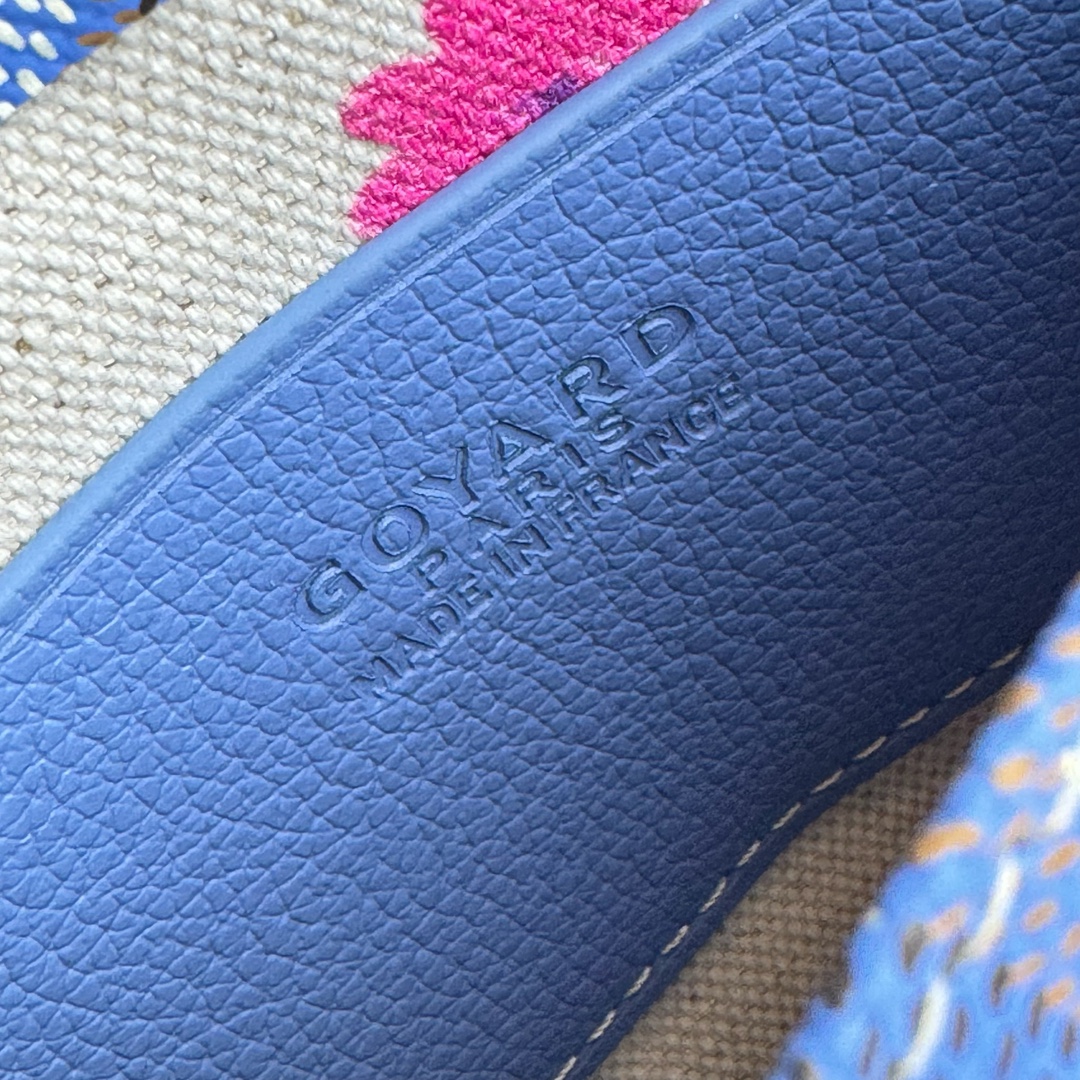 Spring and summer limited edition flower style ~ Goyard Goya plumet envelope bag Goyard Goya counter latest version upgraded version new color 🤩 flip messenger bag shoulder slant Available in two unique GOYARDINE canvas colors inspired by the vibrant hues of linen flowers: Iris Purple and Rose Pink - Image 11