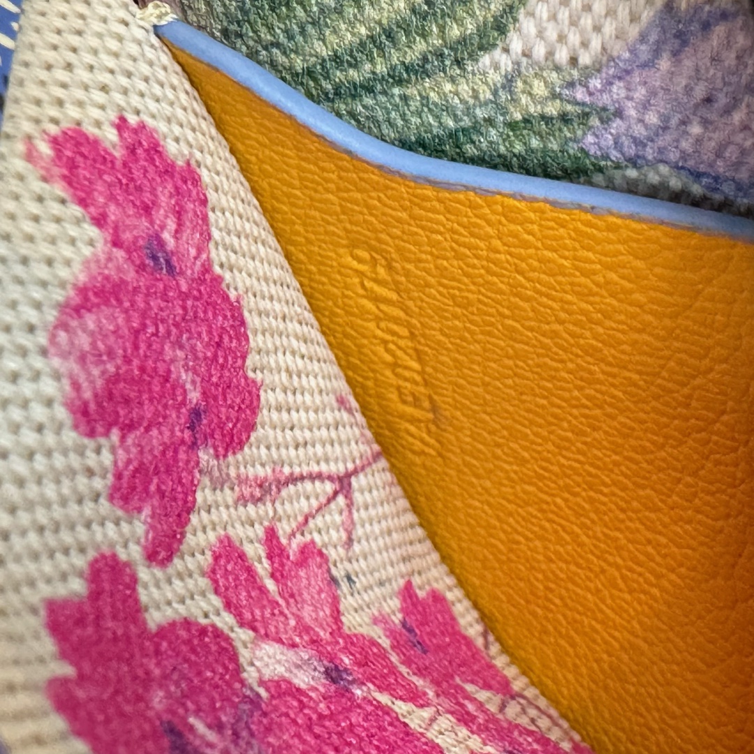 Spring and summer limited edition flower style ~ Goyard Goya plumet envelope bag Goyard Goya counter latest version upgraded version new color 🤩 flip messenger bag shoulder slant Available in two unique GOYARDINE canvas colors inspired by the vibrant hues of linen flowers: Iris Purple and Rose Pink - Image 12