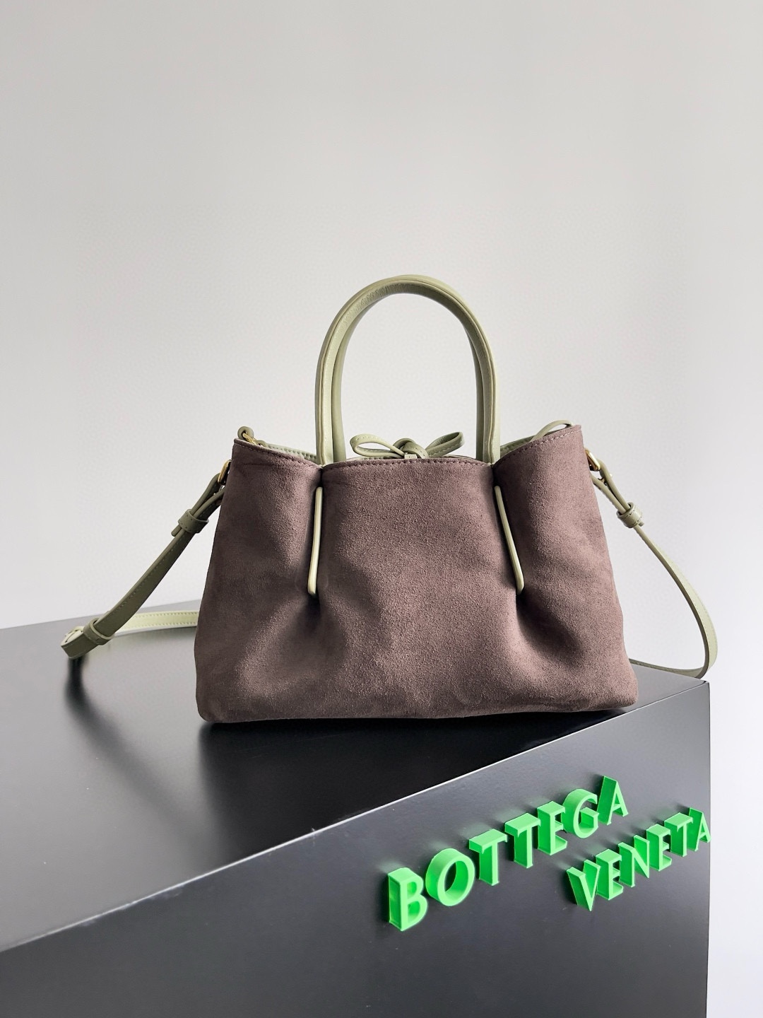 B.V. ๐ Early Spring 2025 Pinacoteca Tote โ Small The newly introduced Pinacoteca tote features a reversible double-sided design. One side is crafted from classic Intrecciato woven calf leather, while the interior side is finished in soft, refined suede. - Image 2