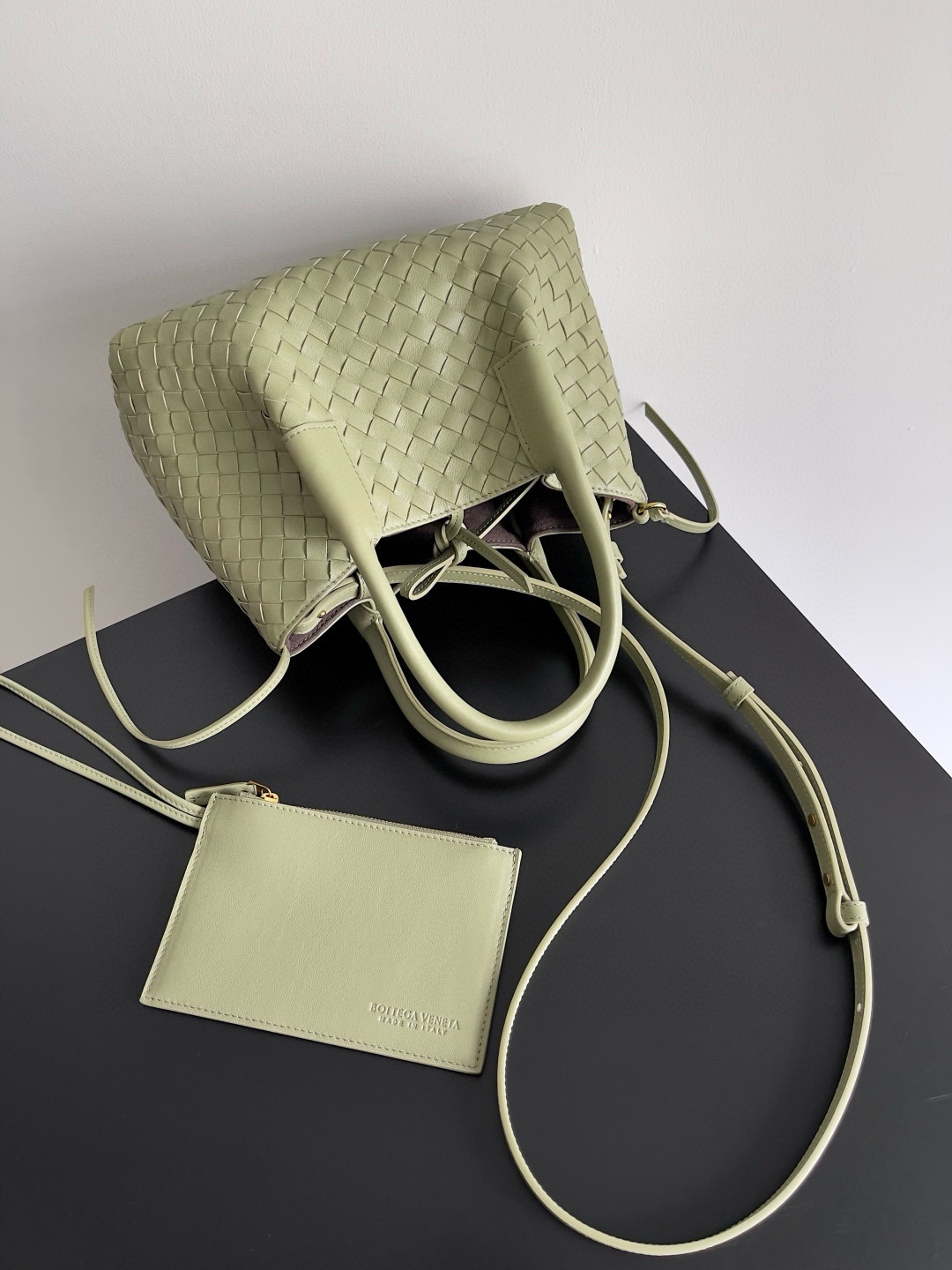 B.V. ๐ Early Spring 2025 Pinacoteca Tote โ Small The newly introduced Pinacoteca tote features a reversible double-sided design. One side is crafted from classic Intrecciato woven calf leather, while the interior side is finished in soft, refined suede. - Image 3
