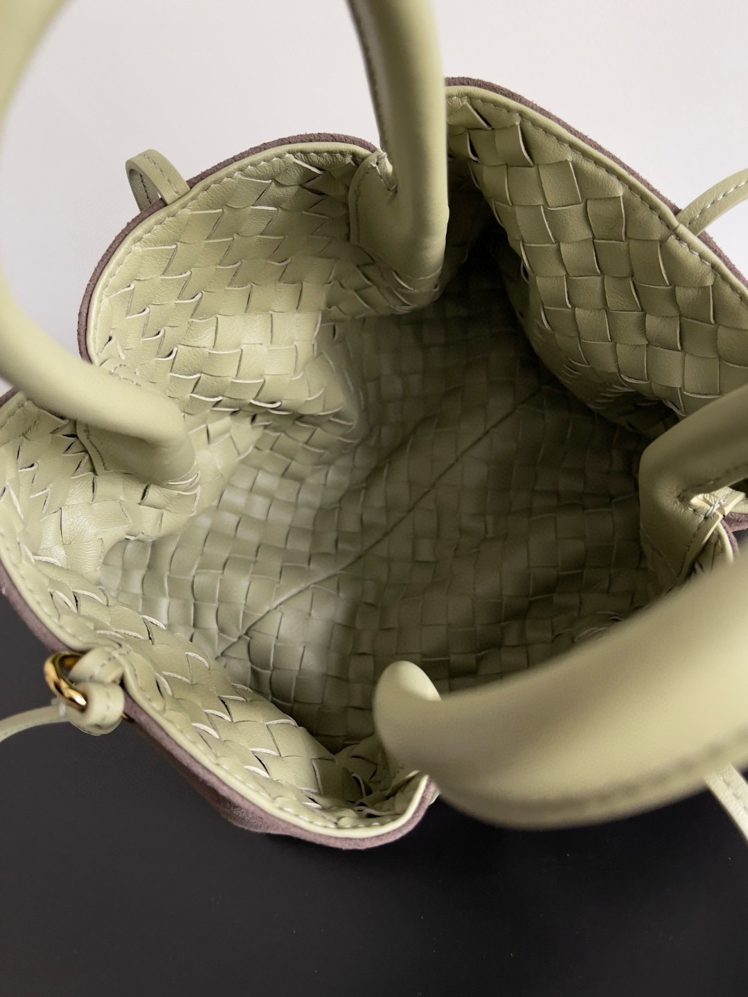 B.V. ๐ Early Spring 2025 Pinacoteca Tote โ Small The newly introduced Pinacoteca tote features a reversible double-sided design. One side is crafted from classic Intrecciato woven calf leather, while the interior side is finished in soft, refined suede. - Image 6