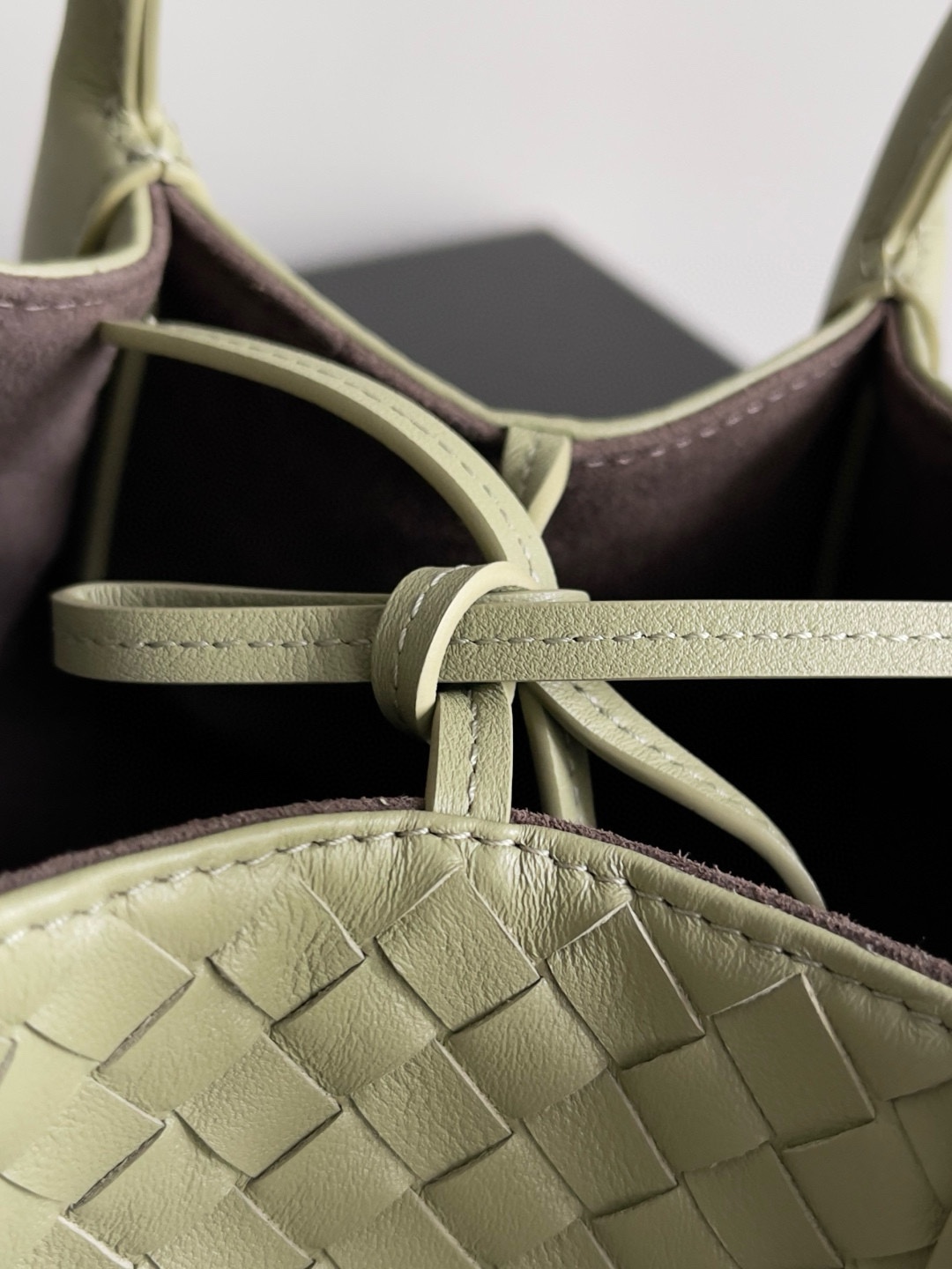 B.V. ๐ Early Spring 2025 Pinacoteca Tote โ Small The newly introduced Pinacoteca tote features a reversible double-sided design. One side is crafted from classic Intrecciato woven calf leather, while the interior side is finished in soft, refined suede. - Image 8