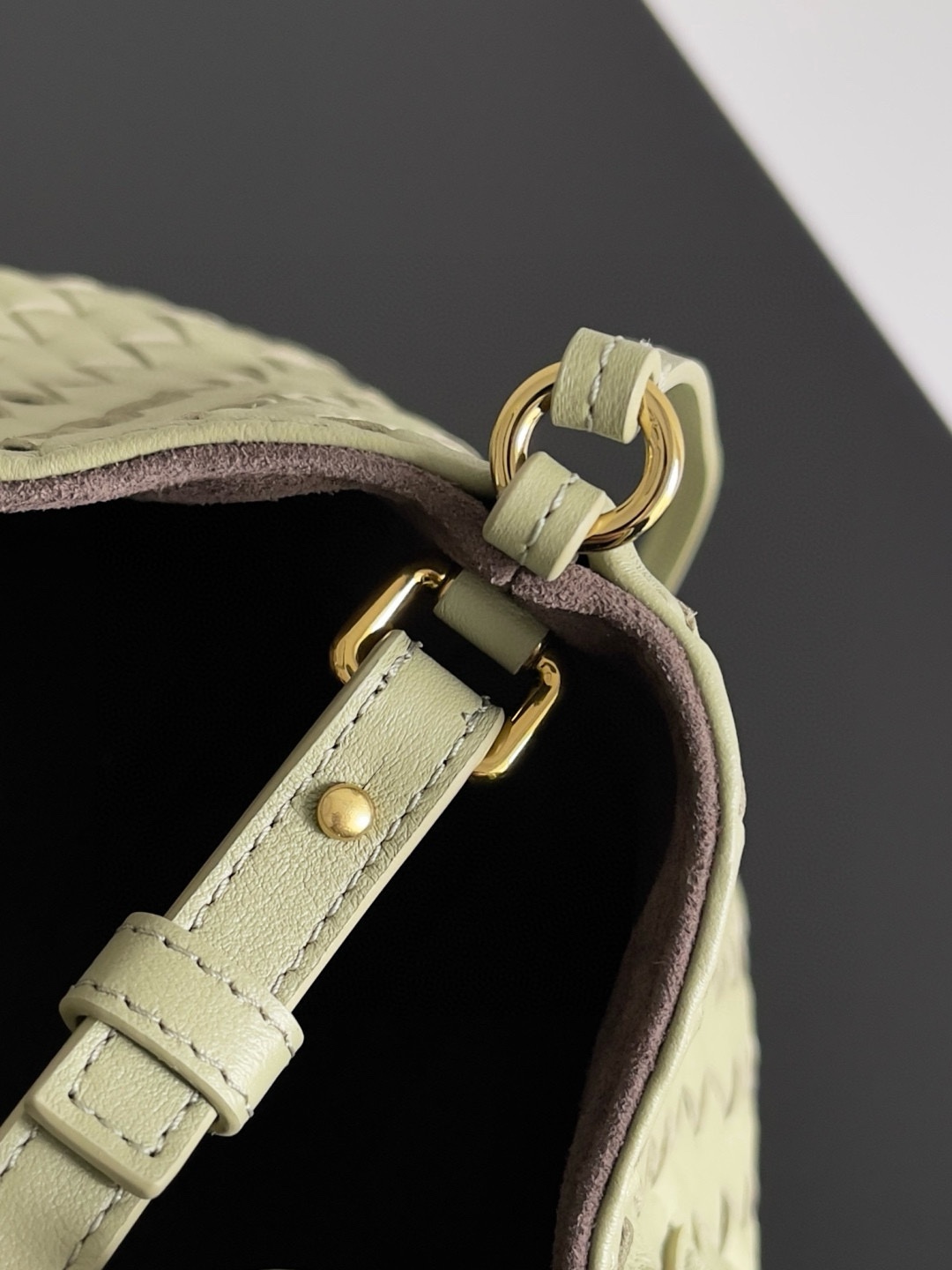 B.V. ๐ Early Spring 2025 Pinacoteca Tote โ Small The newly introduced Pinacoteca tote features a reversible double-sided design. One side is crafted from classic Intrecciato woven calf leather, while the interior side is finished in soft, refined suede. - Image 9