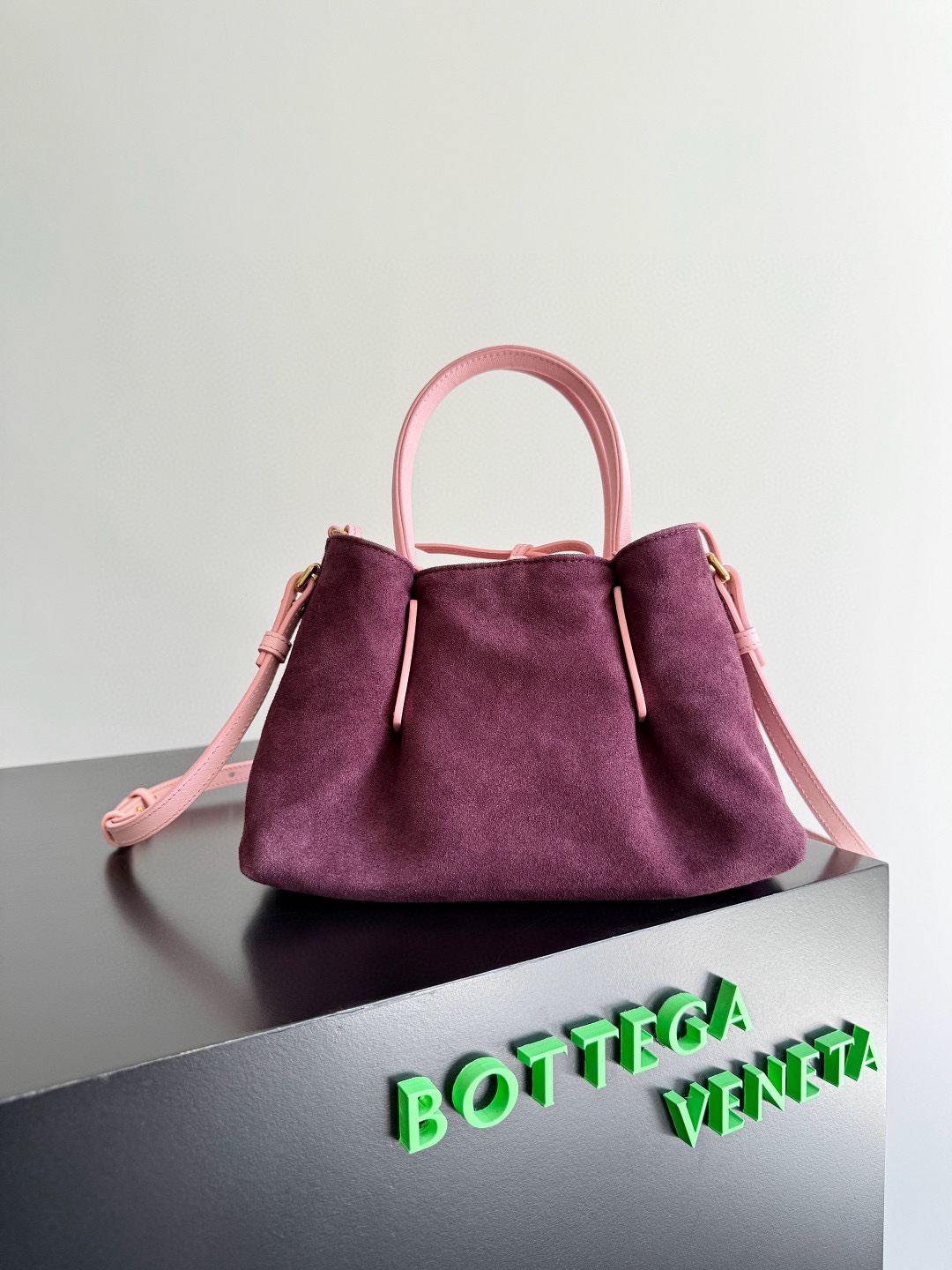 B.V. 🆕 Early Spring 2025 Pinacoteca Tote – Small The newly introduced Pinacoteca tote features a reversible double-sided design. One side is crafted from classic Intrecciato woven calf leather, while the reverse side is finished in soft, refined suede. - Image 2