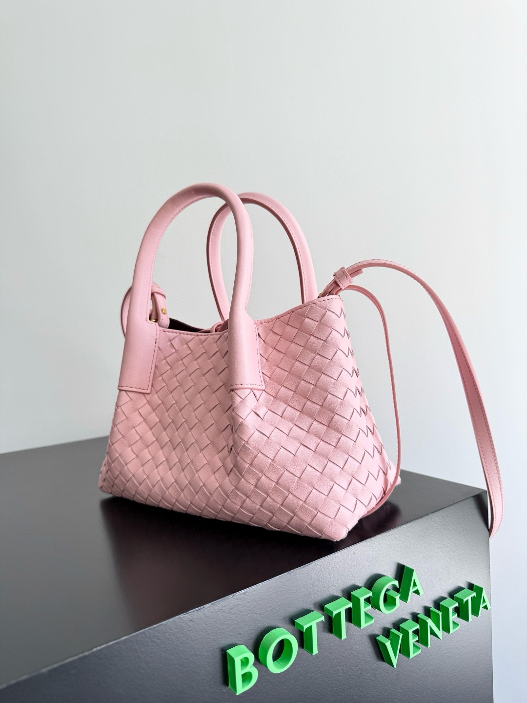 B.V. 🆕 Early Spring 2025 Pinacoteca Tote – Small The newly introduced Pinacoteca tote features a reversible double-sided design. One side is crafted from classic Intrecciato woven calf leather, while the reverse side is finished in soft, refined suede. - Image 4