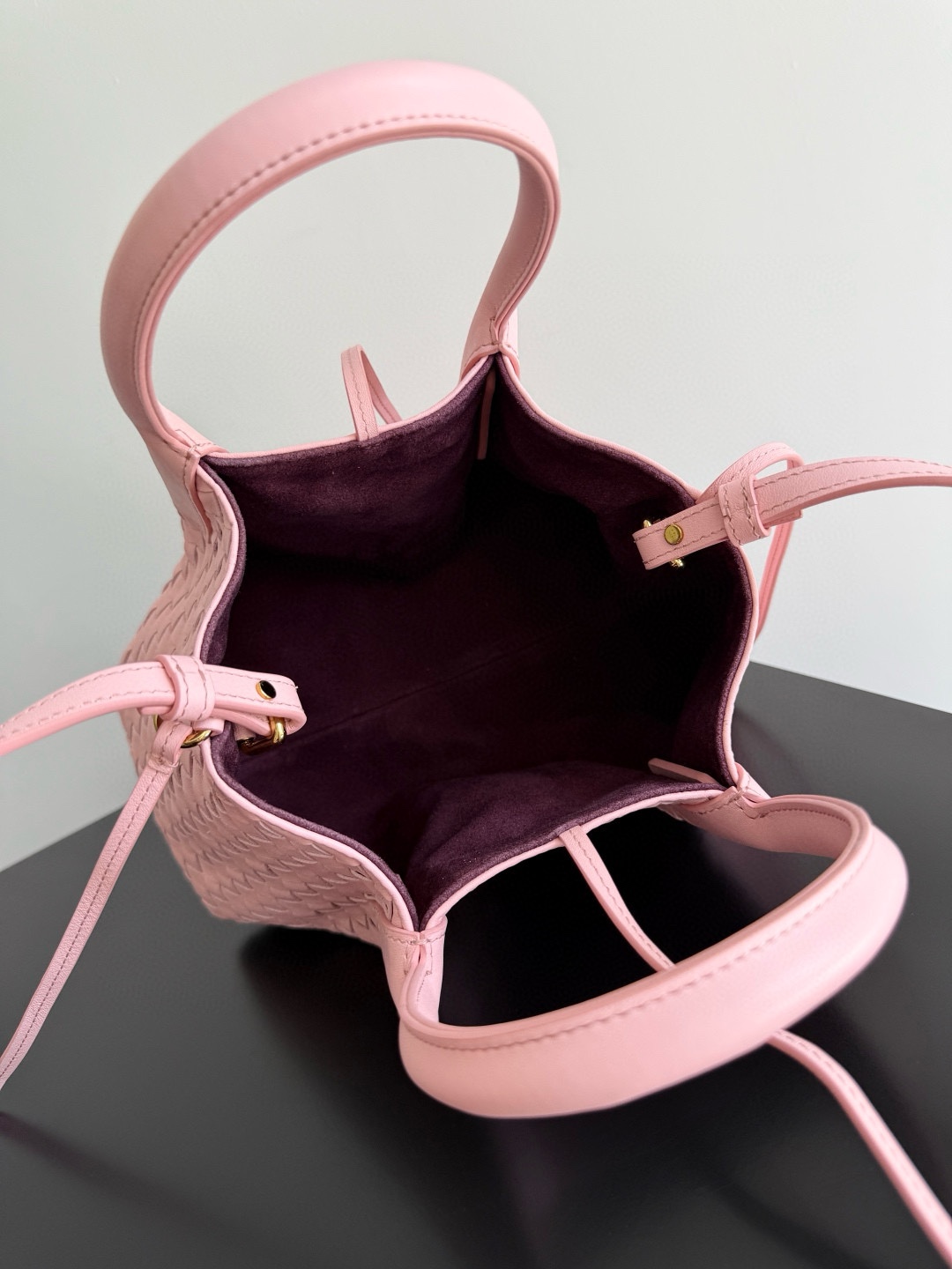 B.V. 🆕 Early Spring 2025 Pinacoteca Tote – Small The newly introduced Pinacoteca tote features a reversible double-sided design. One side is crafted from classic Intrecciato woven calf leather, while the reverse side is finished in soft, refined suede. - Image 5