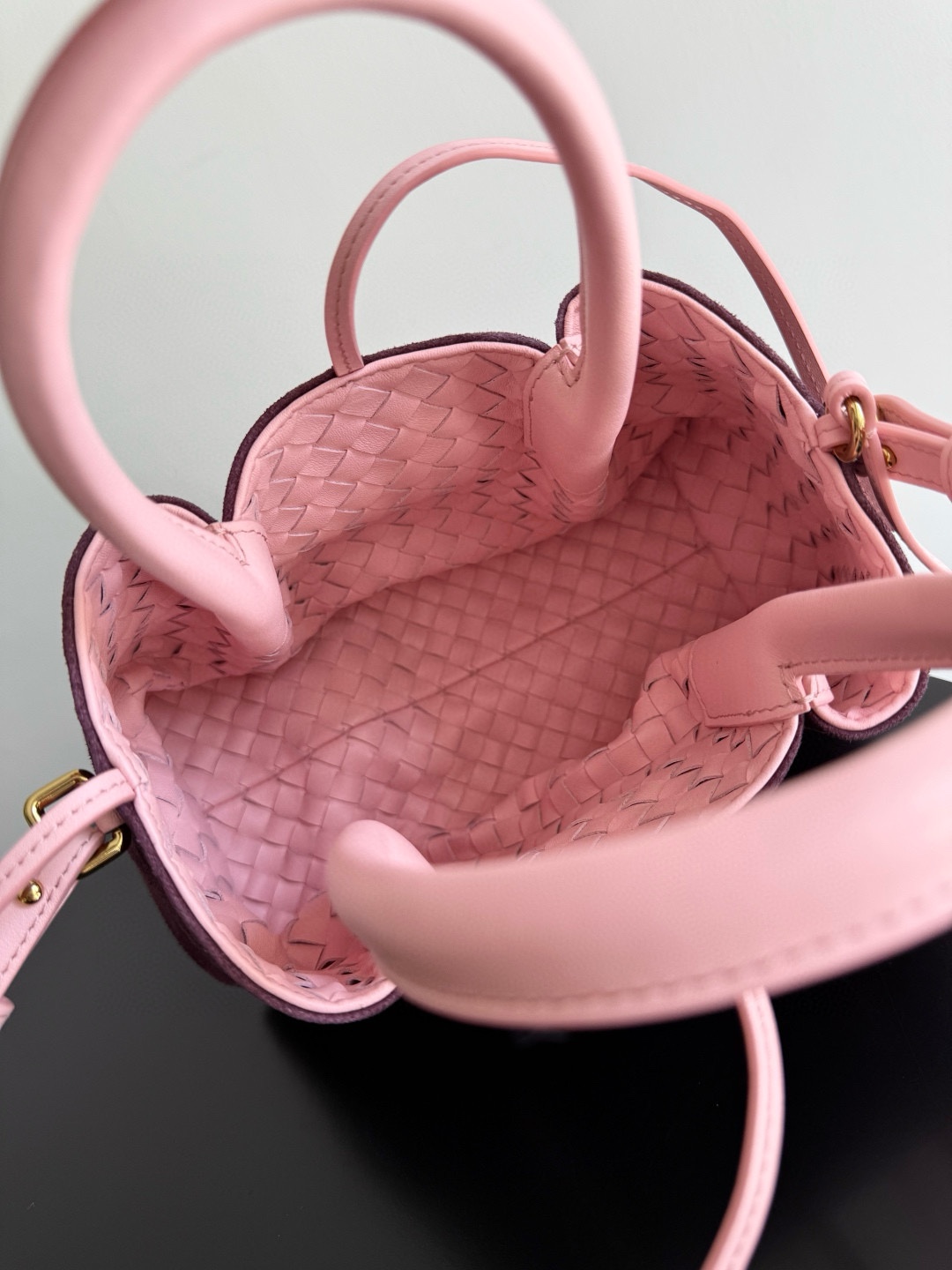 B.V. 🆕 Early Spring 2025 Pinacoteca Tote – Small The newly introduced Pinacoteca tote features a reversible double-sided design. One side is crafted from classic Intrecciato woven calf leather, while the reverse side is finished in soft, refined suede. - Image 6