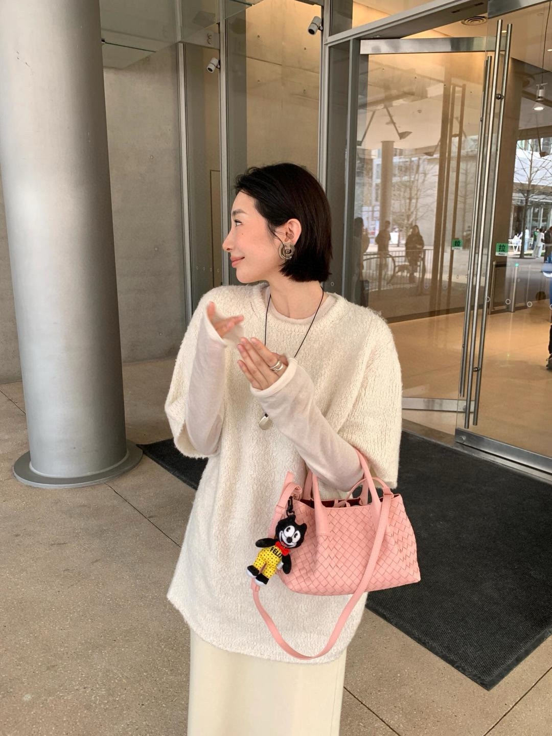 B.V. 🆕 Early Spring 2025 Pinacoteca Tote – Small The newly introduced Pinacoteca tote features a reversible double-sided design. One side is crafted from classic Intrecciato woven calf leather, while the reverse side is finished in soft, refined suede. - Image 12