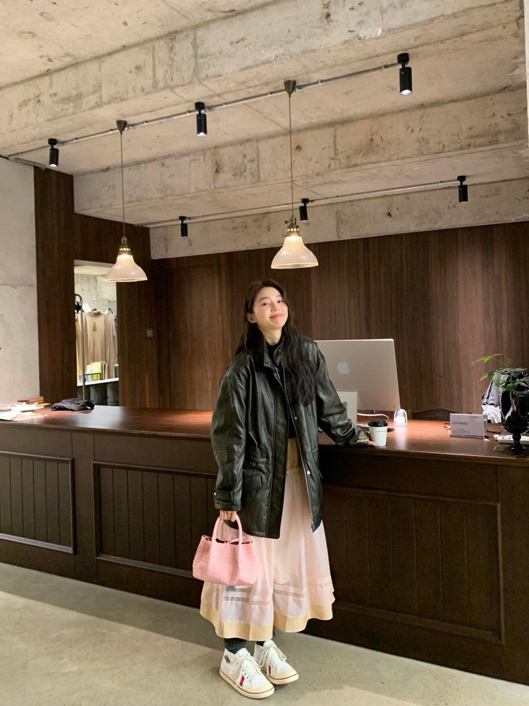 B.V. 🆕 Early Spring 2025 Pinacoteca Tote – Small The newly introduced Pinacoteca tote features a reversible double-sided design. One side is crafted from classic Intrecciato woven calf leather, while the reverse side is finished in soft, refined suede. - Image 18