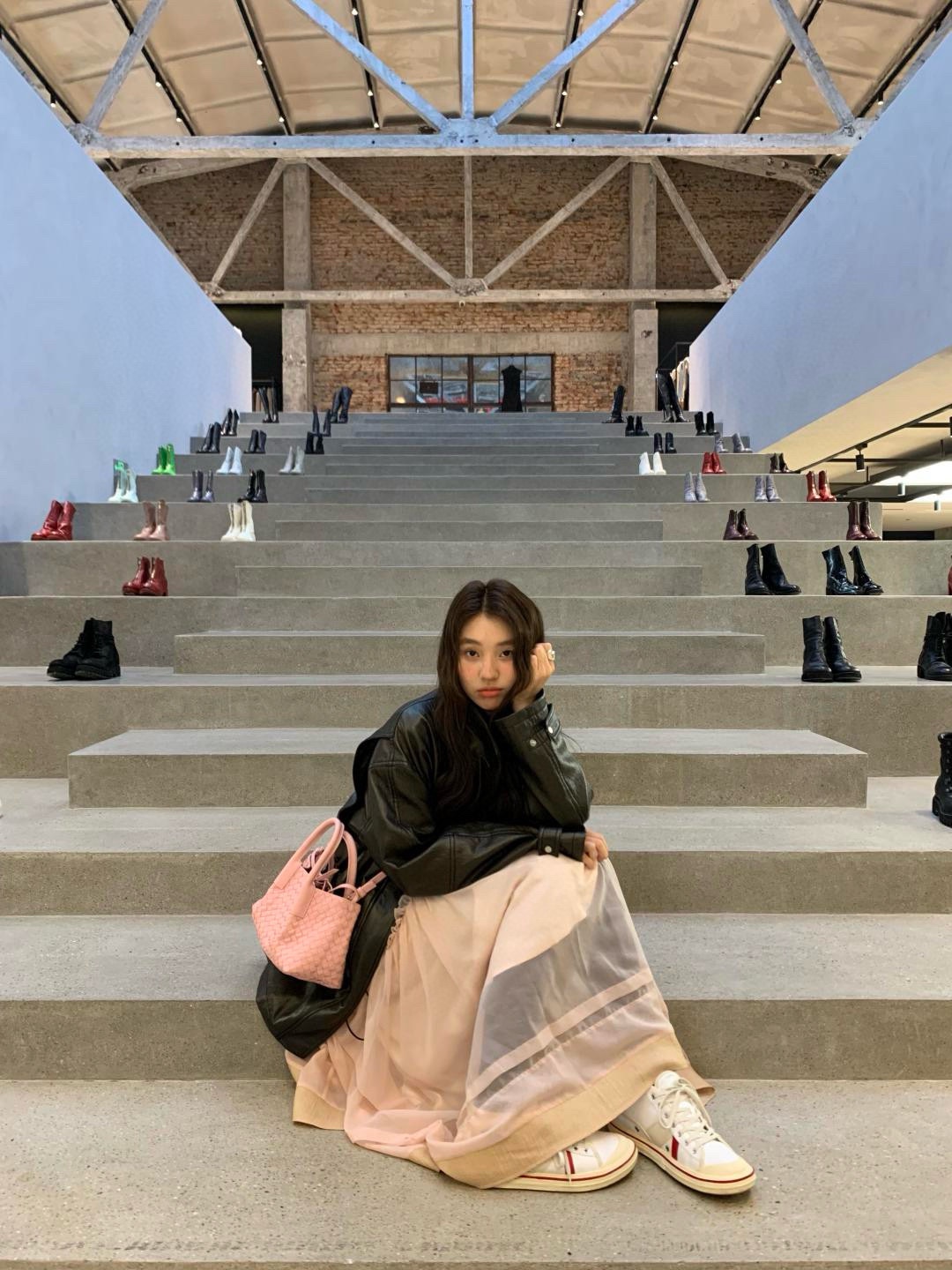 B.V. 🆕 Early Spring 2025 Pinacoteca Tote – Small The newly introduced Pinacoteca tote features a reversible double-sided design. One side is crafted from classic Intrecciato woven calf leather, while the reverse side is finished in soft, refined suede. - Image 19