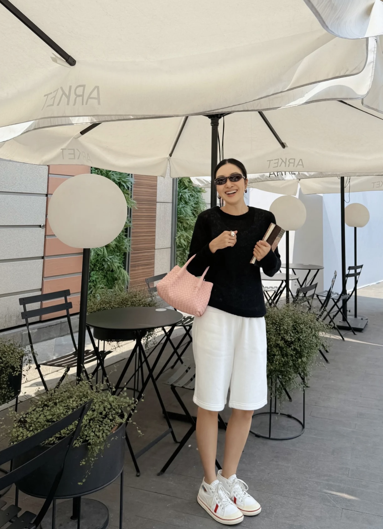 B.V. 🆕 Early Spring 2025 Pinacoteca Tote – Small The newly introduced Pinacoteca tote features a reversible double-sided design. One side is crafted from classic Intrecciato woven calf leather, while the reverse side is finished in soft, refined suede. - Image 21