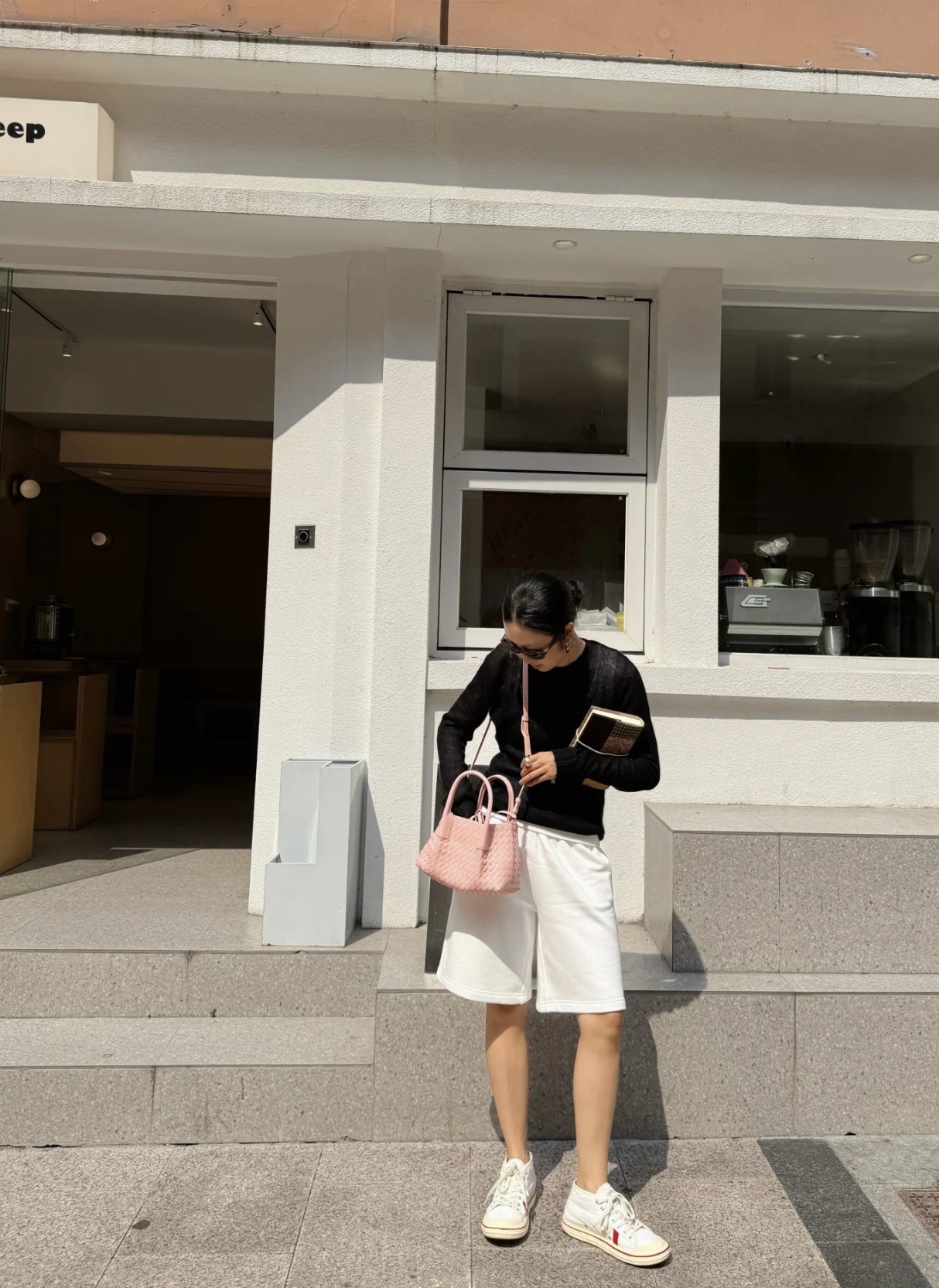 B.V. 🆕 Early Spring 2025 Pinacoteca Tote – Small The newly introduced Pinacoteca tote features a reversible double-sided design. One side is crafted from classic Intrecciato woven calf leather, while the reverse side is finished in soft, refined suede. - Image 23