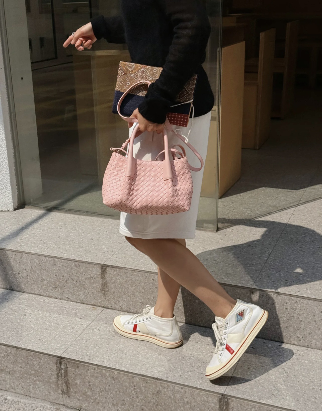 B.V. 🆕 Early Spring 2025 Pinacoteca Tote – Small The newly introduced Pinacoteca tote features a reversible double-sided design. One side is crafted from classic Intrecciato woven calf leather, while the reverse side is finished in soft, refined suede. - Image 25