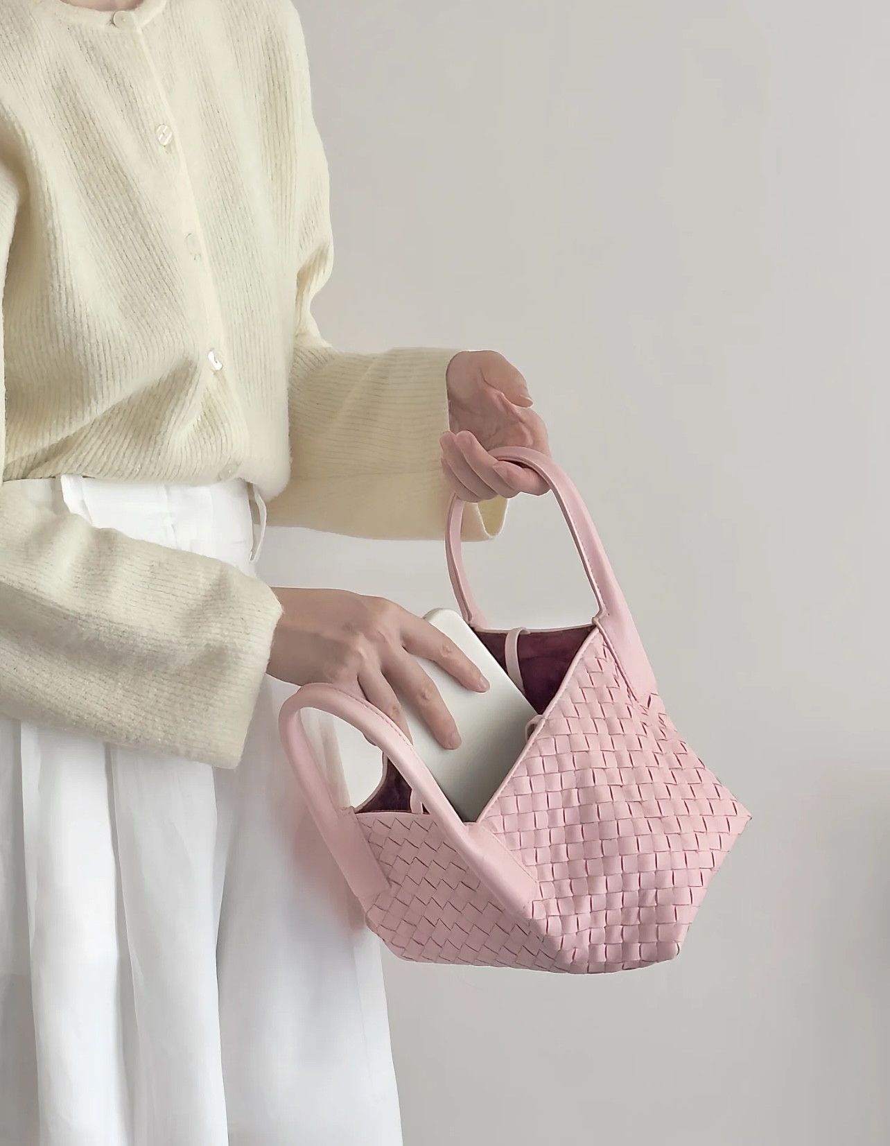 B.V. 🆕 Early Spring 2025 Pinacoteca Tote – Small The newly introduced Pinacoteca tote features a reversible double-sided design. One side is crafted from classic Intrecciato woven calf leather, while the reverse side is finished in soft, refined suede. - Image 27