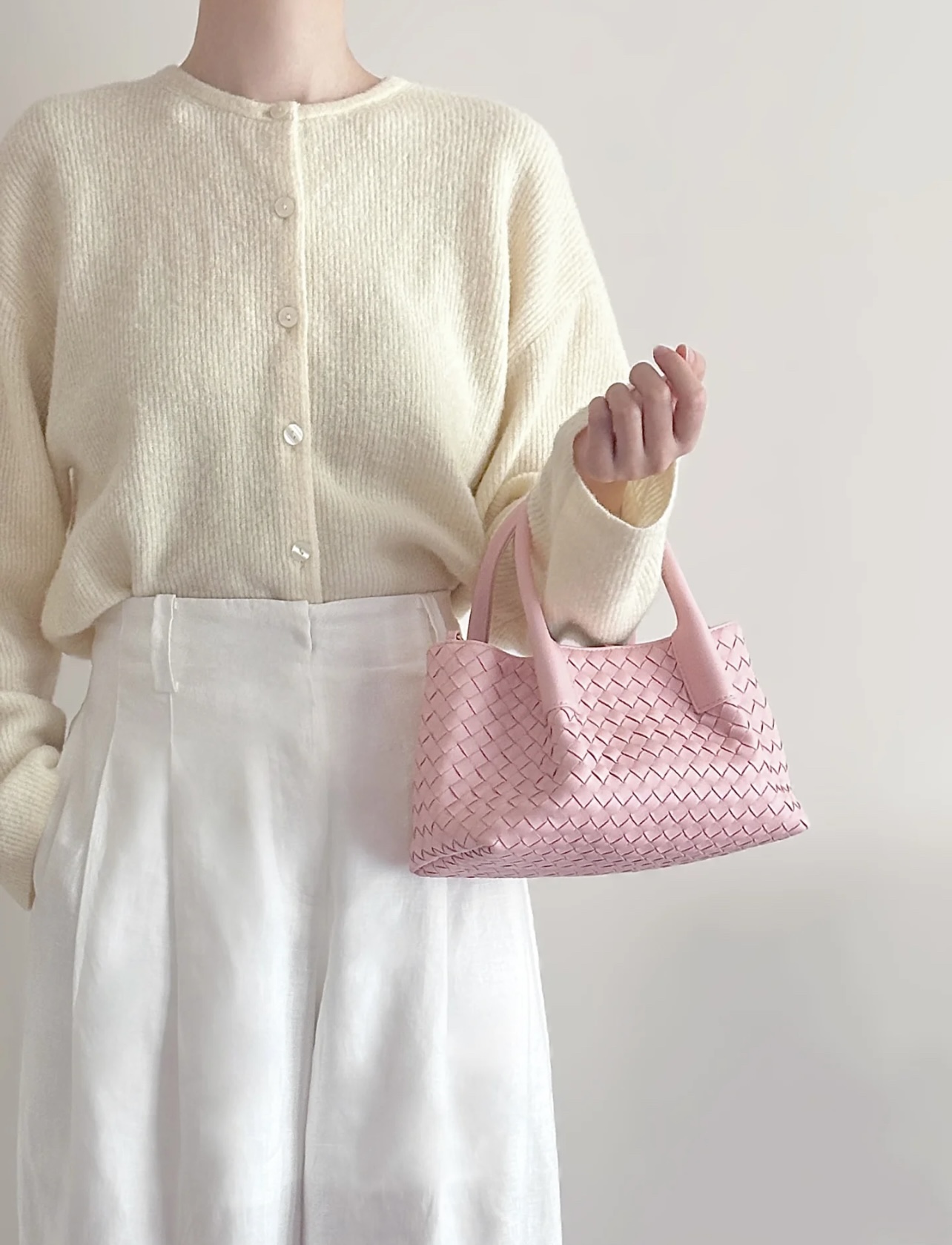 B.V. 🆕 Early Spring 2025 Pinacoteca Tote – Small The newly introduced Pinacoteca tote features a reversible double-sided design. One side is crafted from classic Intrecciato woven calf leather, while the reverse side is finished in soft, refined suede. - Image 28
