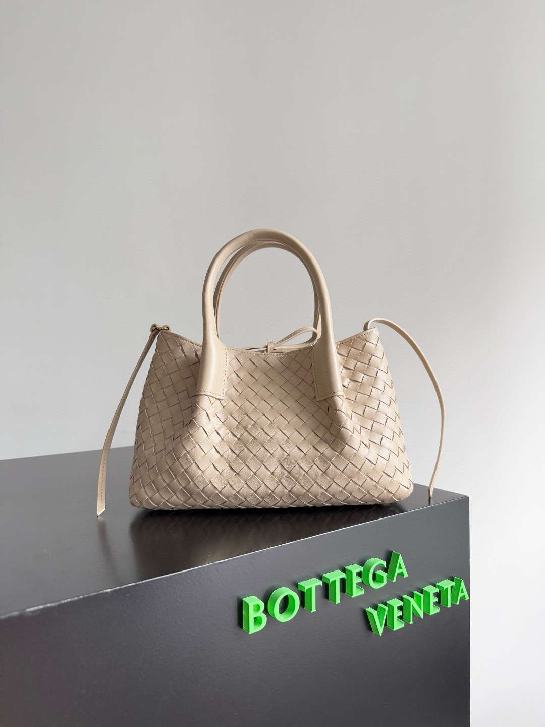 B.V. π Early Spring 2025 Pinacoteca Tote β Small The newly introduced Pinacoteca tote features a reversible double-sided design. One side is crafted from classic Intrecciato woven calf leather, while the other side is finished in soft, refined suede.