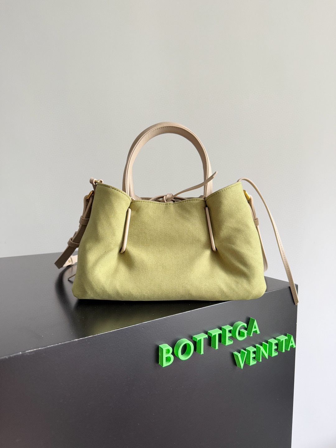 B.V. π Early Spring 2025 Pinacoteca Tote β Small The newly introduced Pinacoteca tote features a reversible double-sided design. One side is crafted from classic Intrecciato woven calf leather, while the other side is finished in soft, refined suede. - Image 2