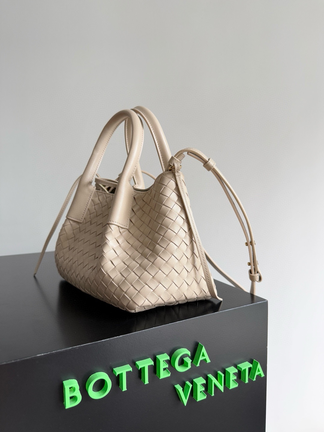 B.V. π Early Spring 2025 Pinacoteca Tote β Small The newly introduced Pinacoteca tote features a reversible double-sided design. One side is crafted from classic Intrecciato woven calf leather, while the other side is finished in soft, refined suede. - Image 4