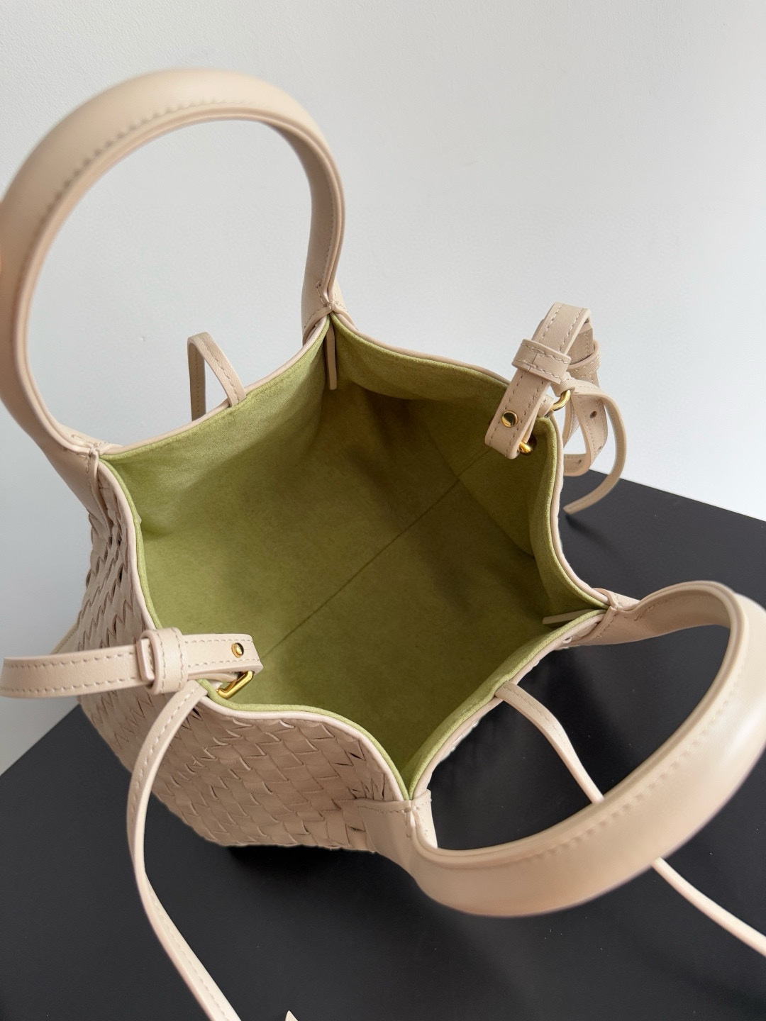 B.V. π Early Spring 2025 Pinacoteca Tote β Small The newly introduced Pinacoteca tote features a reversible double-sided design. One side is crafted from classic Intrecciato woven calf leather, while the other side is finished in soft, refined suede. - Image 5