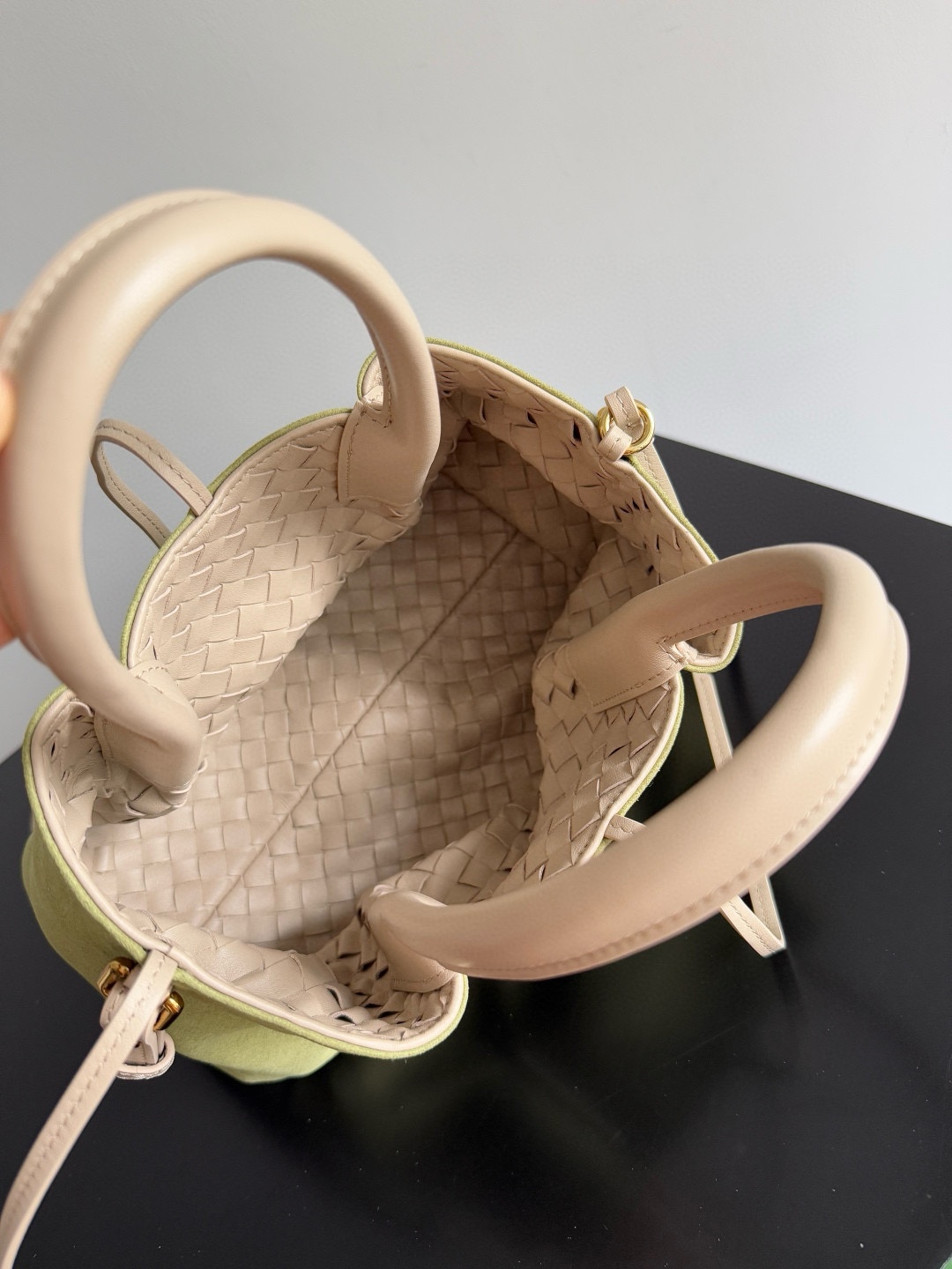 B.V. π Early Spring 2025 Pinacoteca Tote β Small The newly introduced Pinacoteca tote features a reversible double-sided design. One side is crafted from classic Intrecciato woven calf leather, while the other side is finished in soft, refined suede. - Image 6