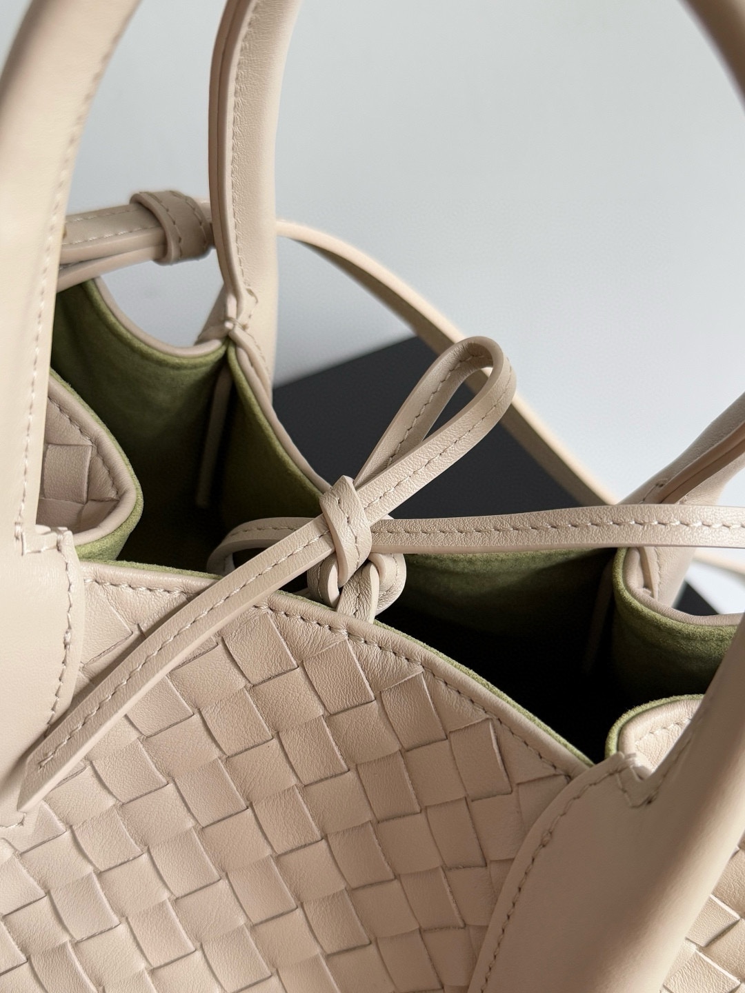 B.V. π Early Spring 2025 Pinacoteca Tote β Small The newly introduced Pinacoteca tote features a reversible double-sided design. One side is crafted from classic Intrecciato woven calf leather, while the other side is finished in soft, refined suede. - Image 7