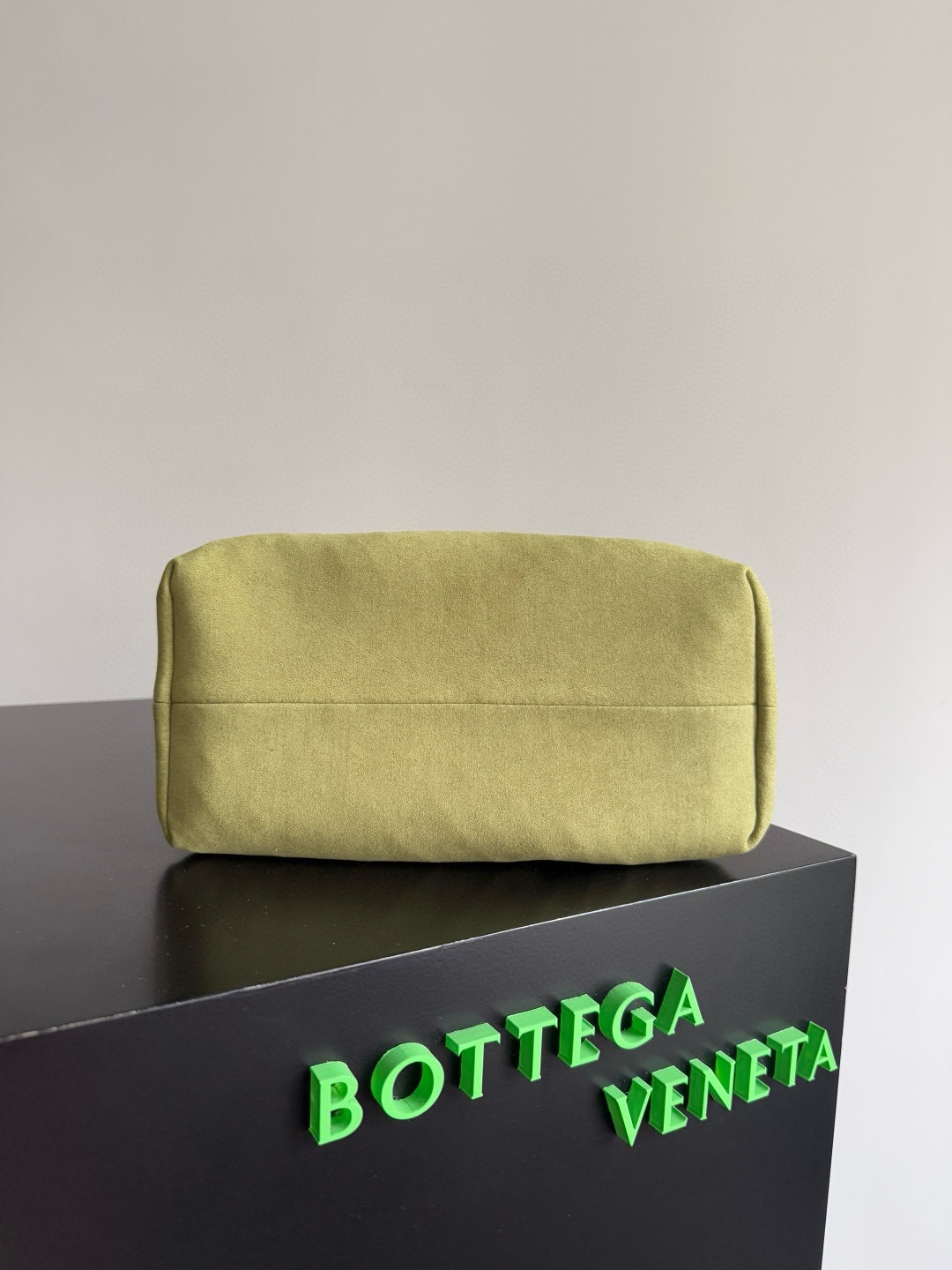 B.V. π Early Spring 2025 Pinacoteca Tote β Small The newly introduced Pinacoteca tote features a reversible double-sided design. One side is crafted from classic Intrecciato woven calf leather, while the other side is finished in soft, refined suede. - Image 8